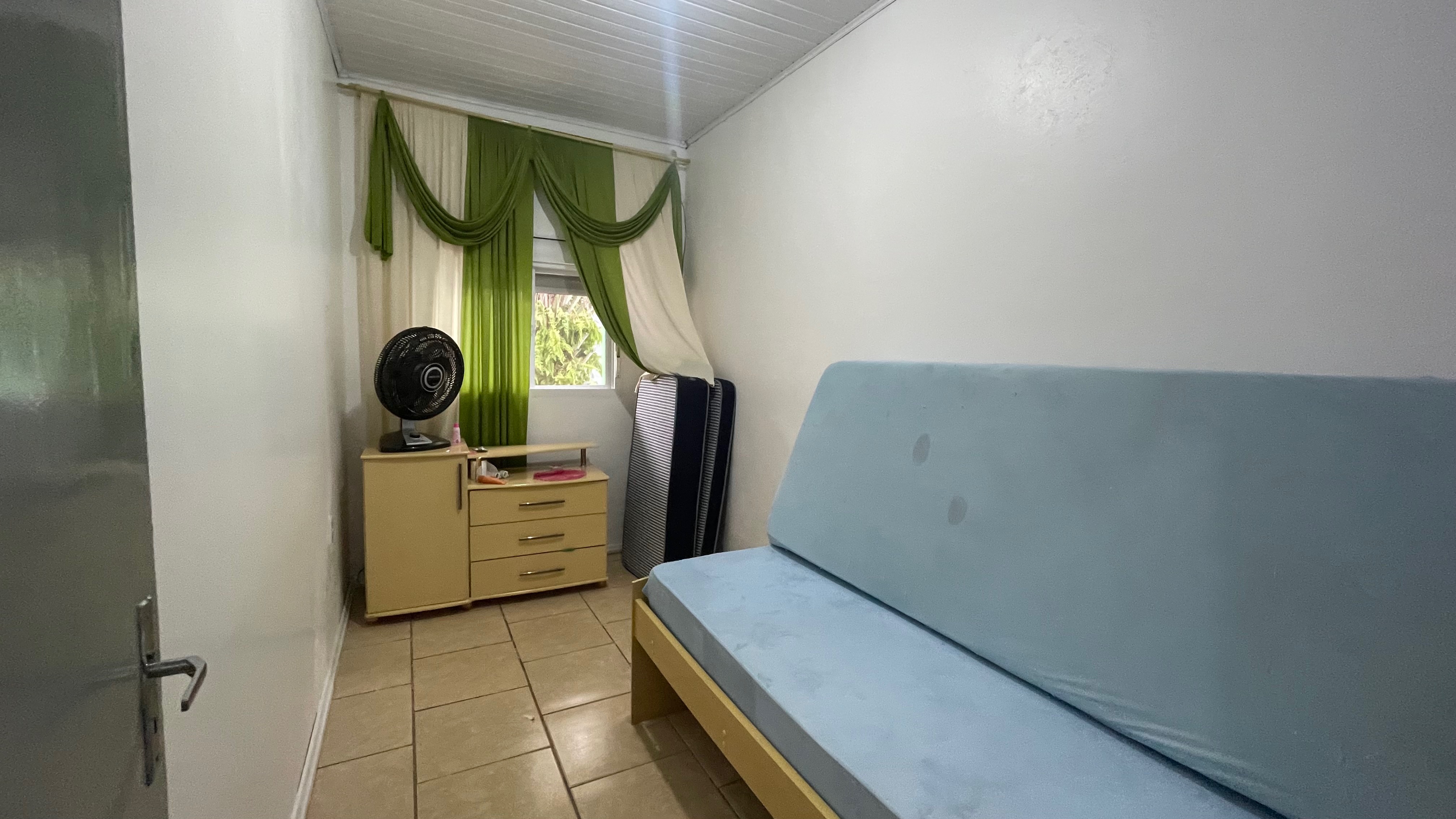 Casa à venda no Laranjal, Pelotas - 140 m², 2 quartos, churrasqueira e amplo pátio com piscina. - 6