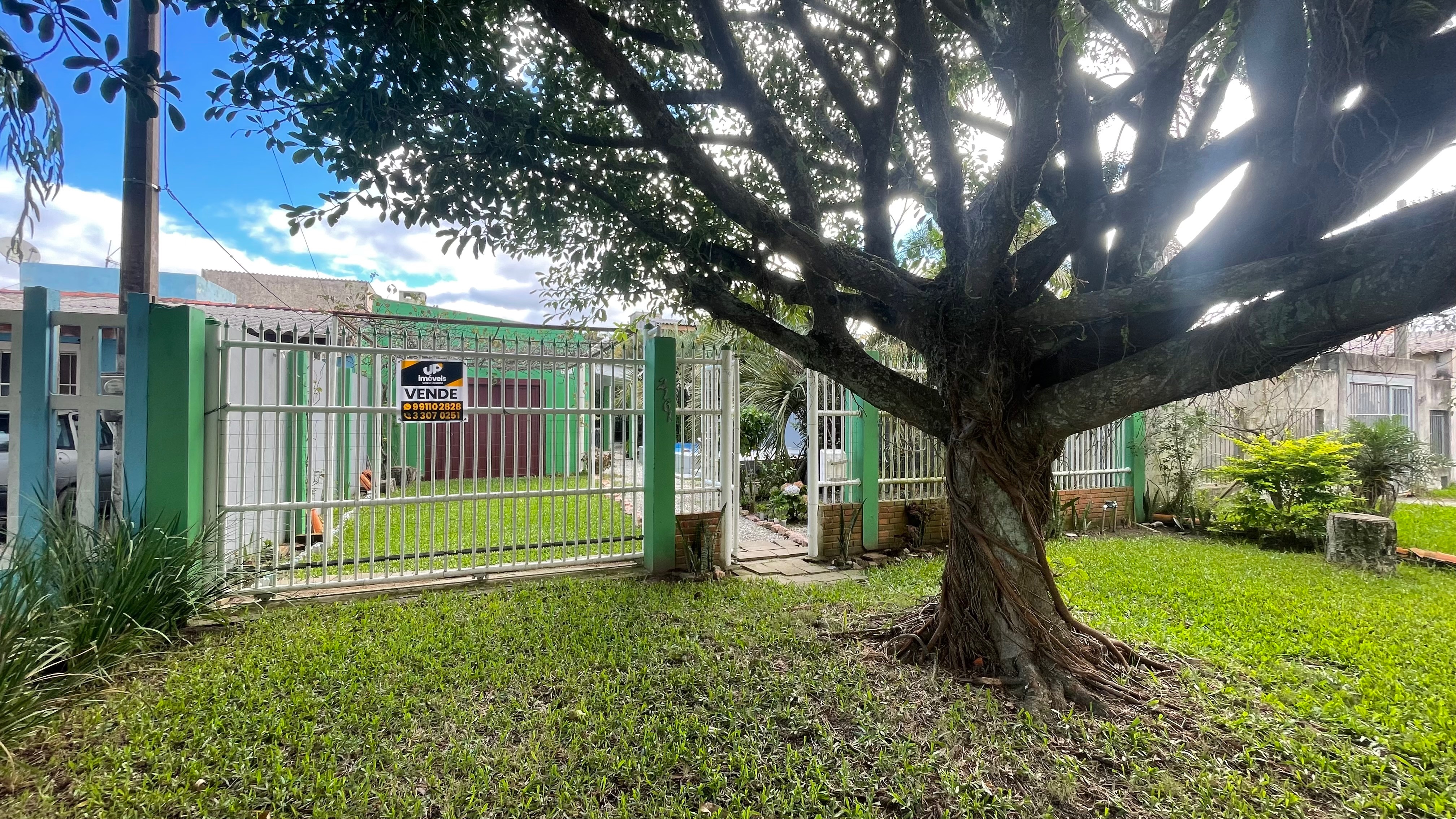 Casa à venda no Laranjal, Pelotas - 140 m², 2 quartos, churrasqueira e amplo pátio com piscina. - 12