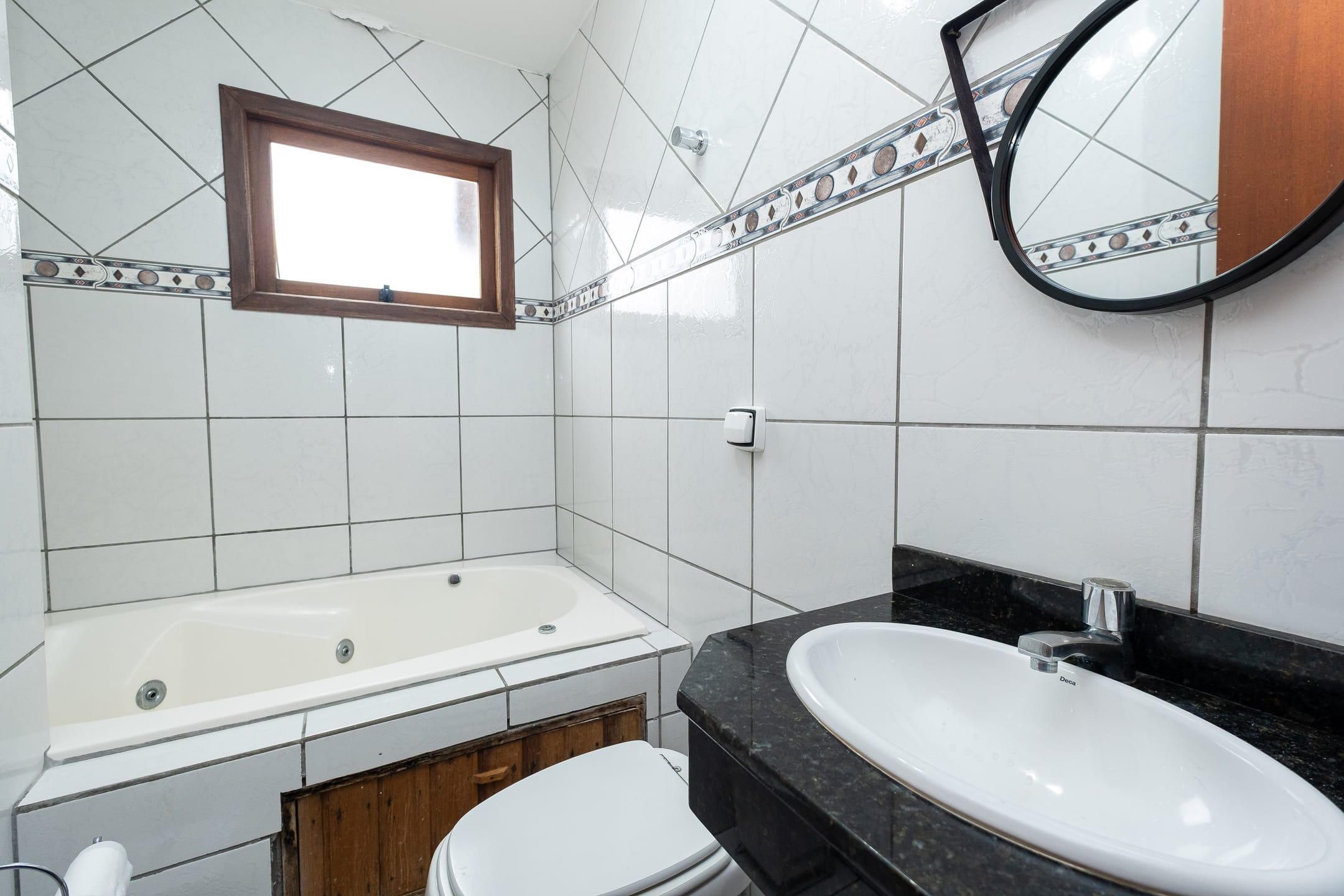 Casa à venda no Fragata, Pelotas - 173m², 3 quartos (sendo 1 suíte), cozinha com armários e amplo pátio com piscina e garagem. - 10