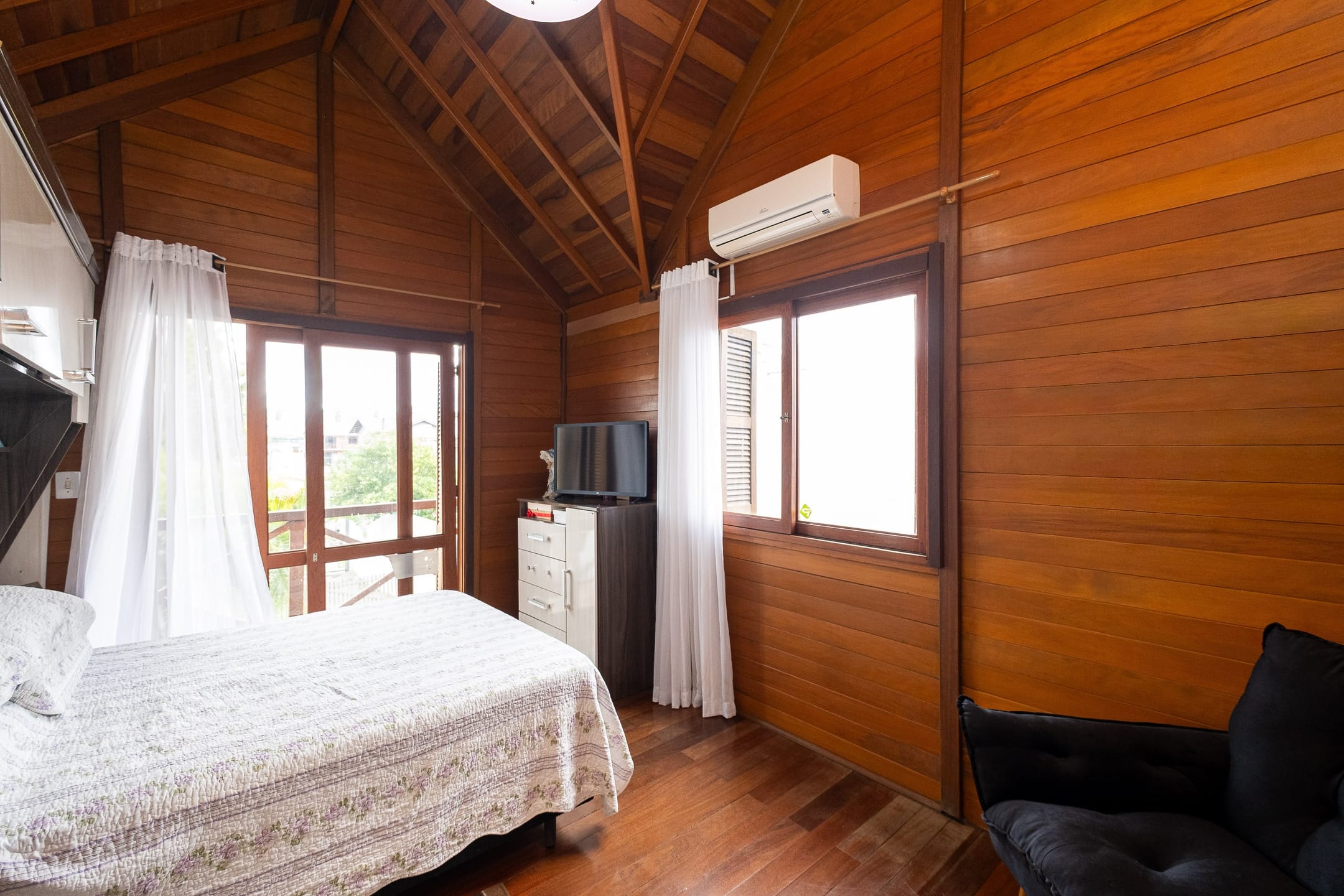Casa à venda no Fragata, Pelotas - 173m², 3 quartos (sendo 1 suíte), cozinha com armários e amplo pátio com piscina e garagem. - 11