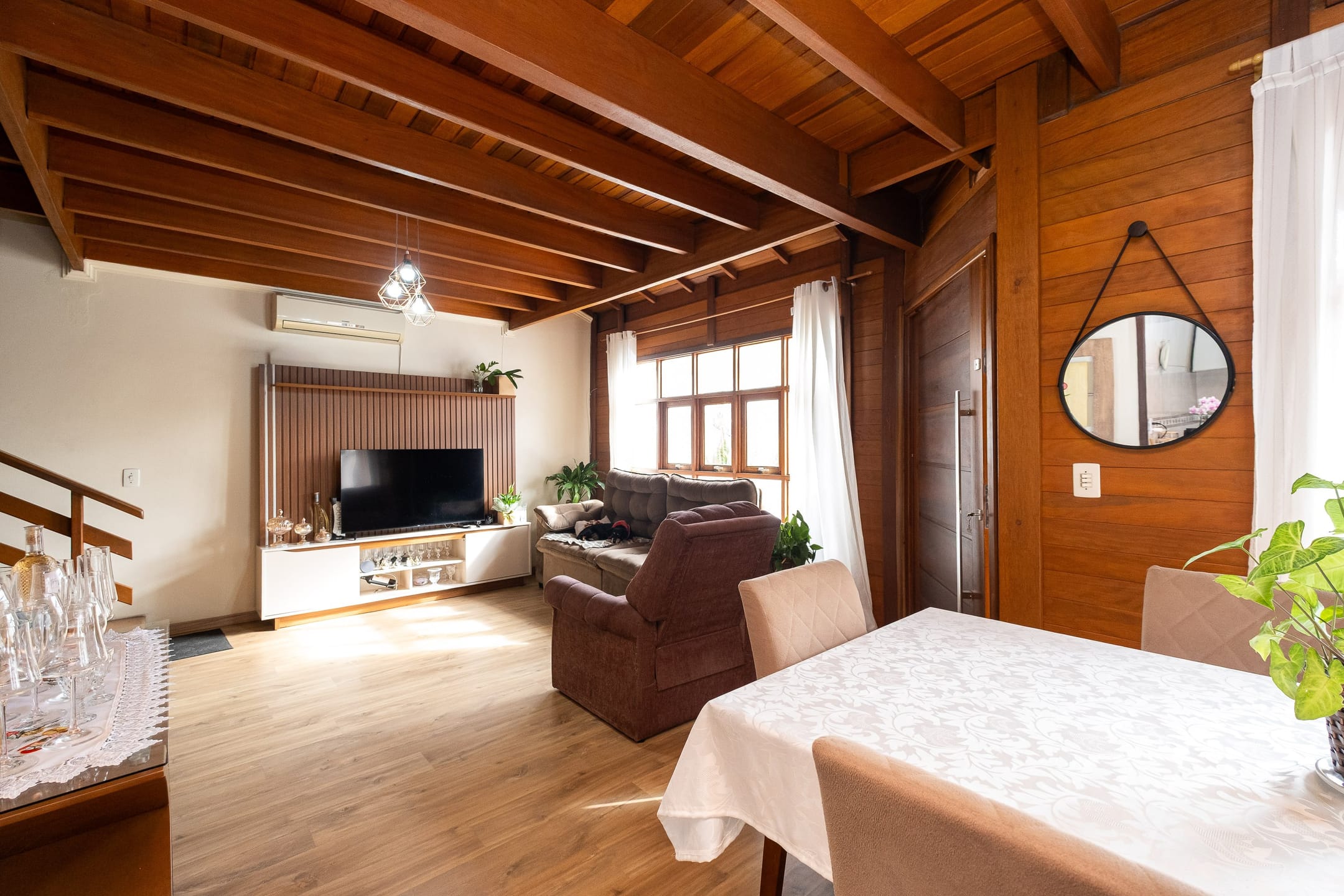 Casa à venda no Fragata, Pelotas - 173m², 3 quartos (sendo 1 suíte), cozinha com armários e amplo pátio com piscina e garagem.