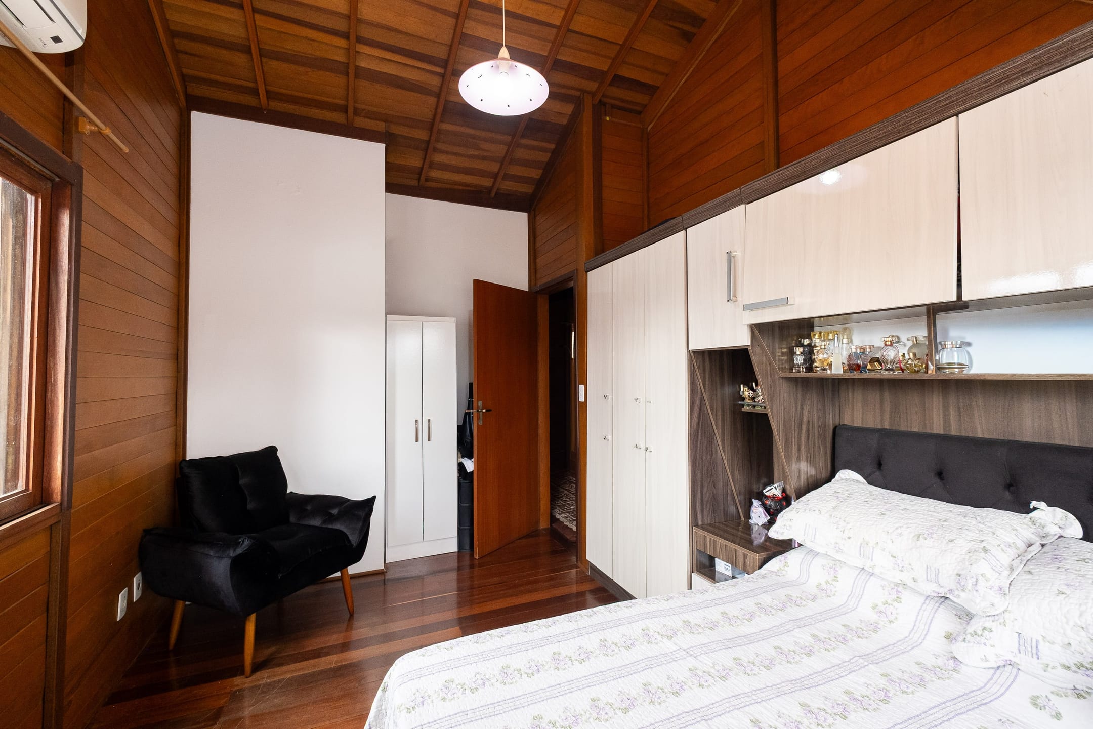 Casa à venda no Fragata, Pelotas - 173m², 3 quartos (sendo 1 suíte), cozinha com armários e amplo pátio com piscina e garagem. - 12