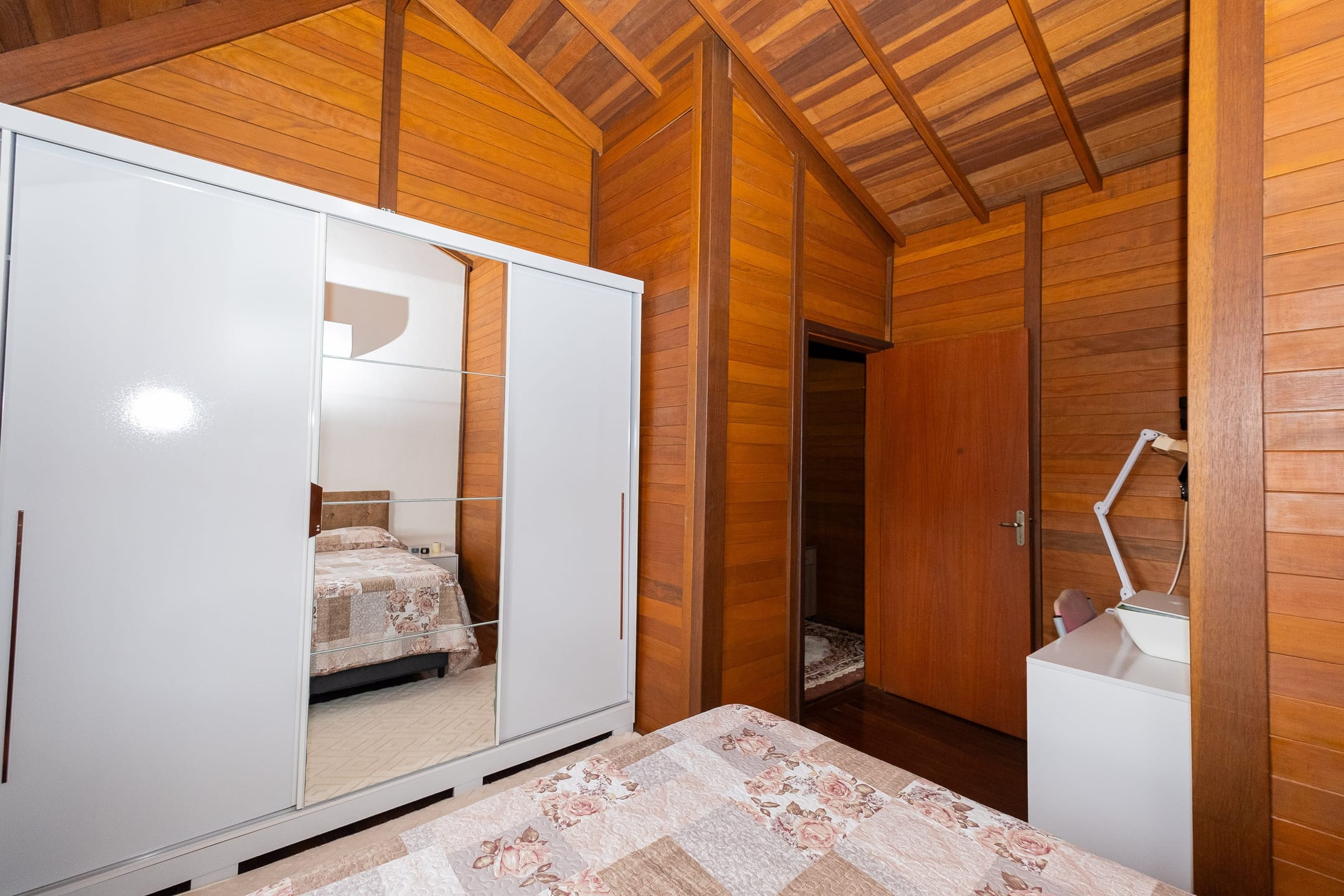 Casa à venda no Fragata, Pelotas - 173m², 3 quartos (sendo 1 suíte), cozinha com armários e amplo pátio com piscina e garagem. - 13