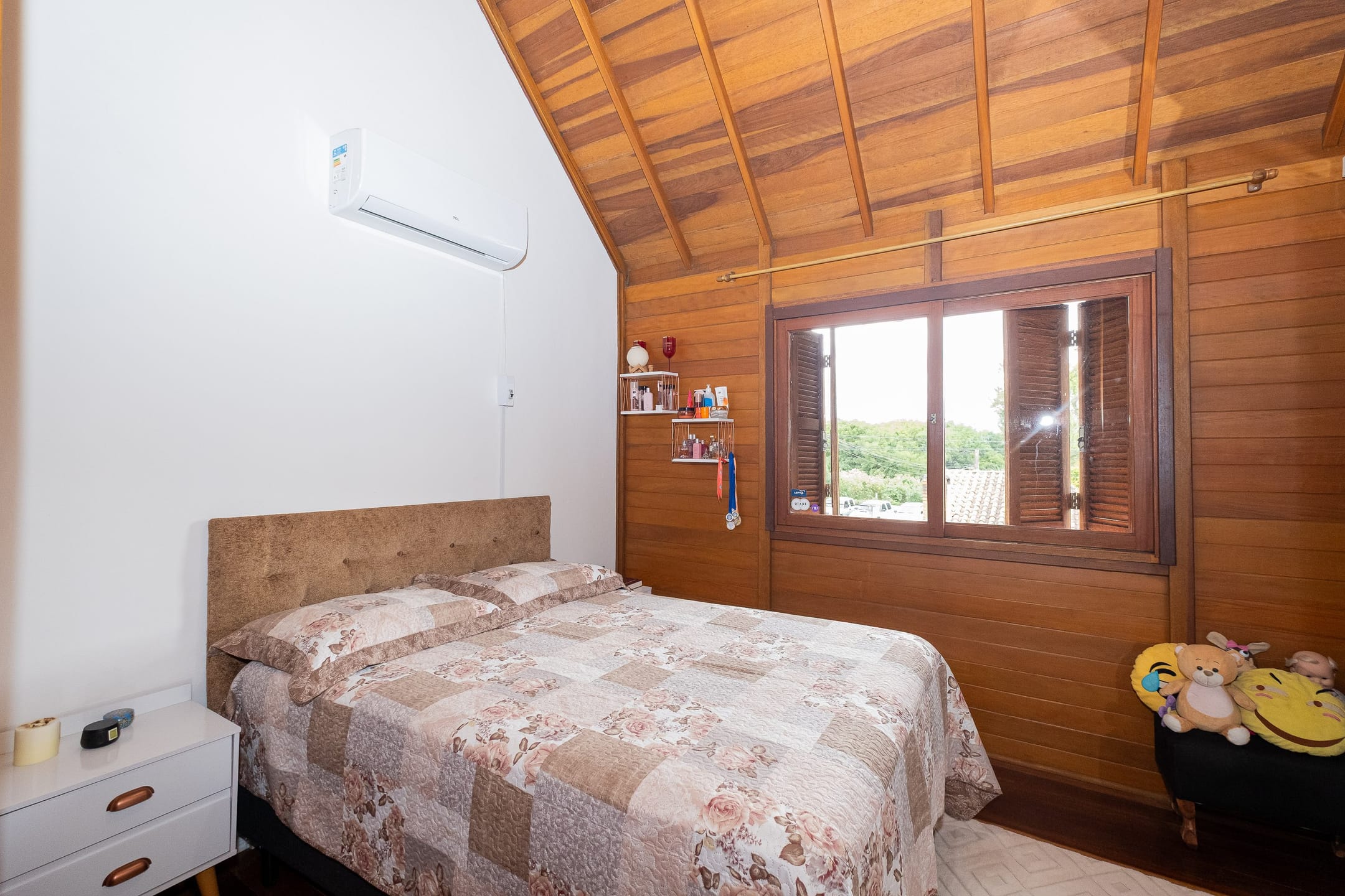 Casa à venda no Fragata, Pelotas - 173m², 3 quartos (sendo 1 suíte), cozinha com armários e amplo pátio com piscina e garagem. - 14