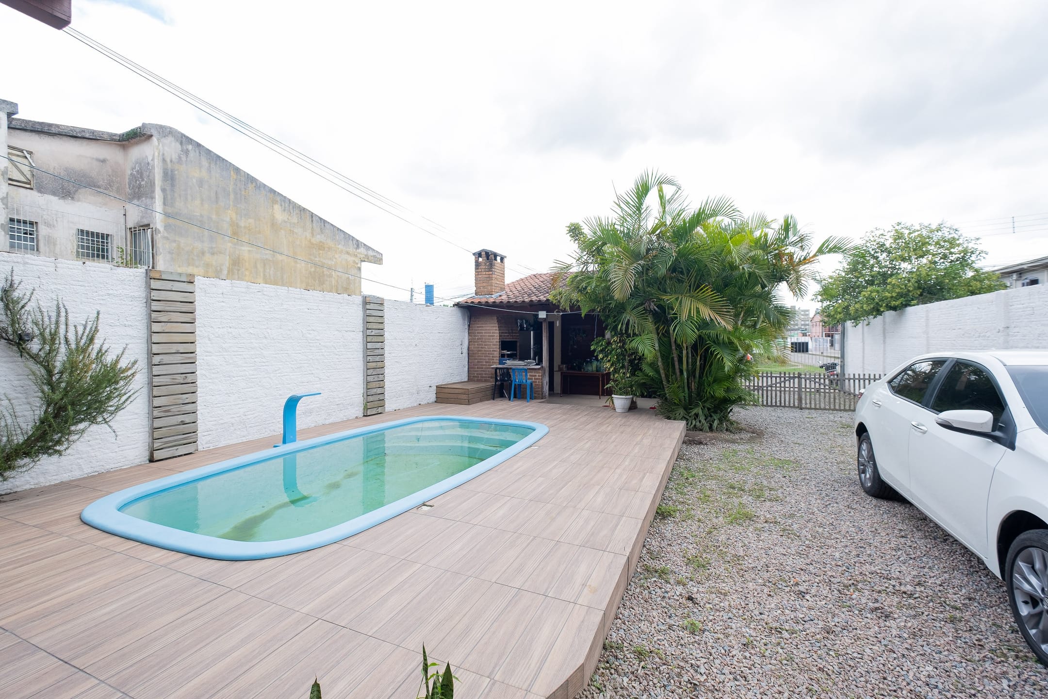 Casa à venda no Fragata, Pelotas - 173m², 3 quartos (sendo 1 suíte), cozinha com armários e amplo pátio com piscina e garagem. - 15