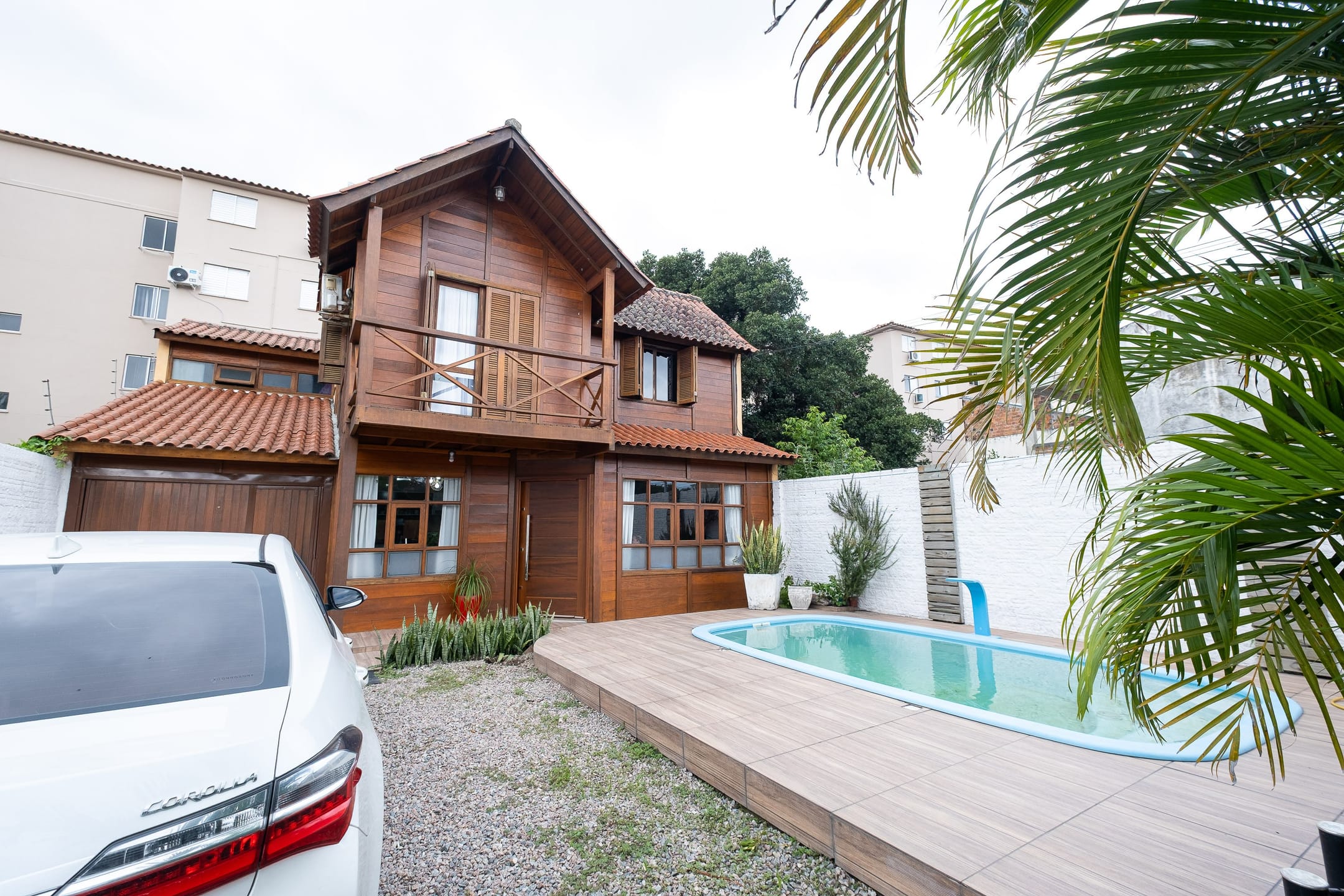 Casa à venda no Fragata, Pelotas - 173m², 3 quartos (sendo 1 suíte), cozinha com armários e amplo pátio com piscina e garagem. - 16