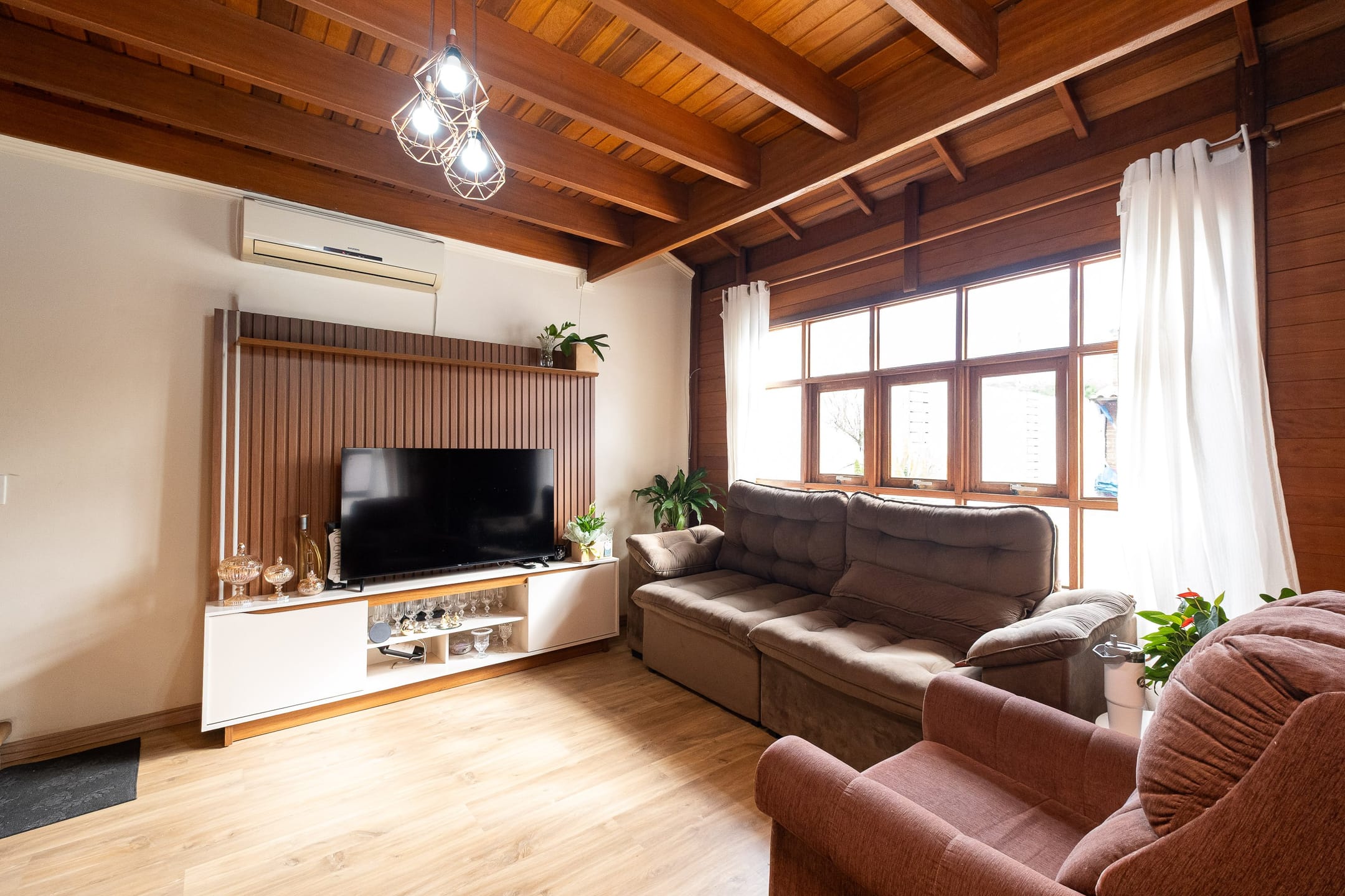 Casa à venda no Fragata, Pelotas - 173m², 3 quartos (sendo 1 suíte), cozinha com armários e amplo pátio com piscina e garagem. - 18