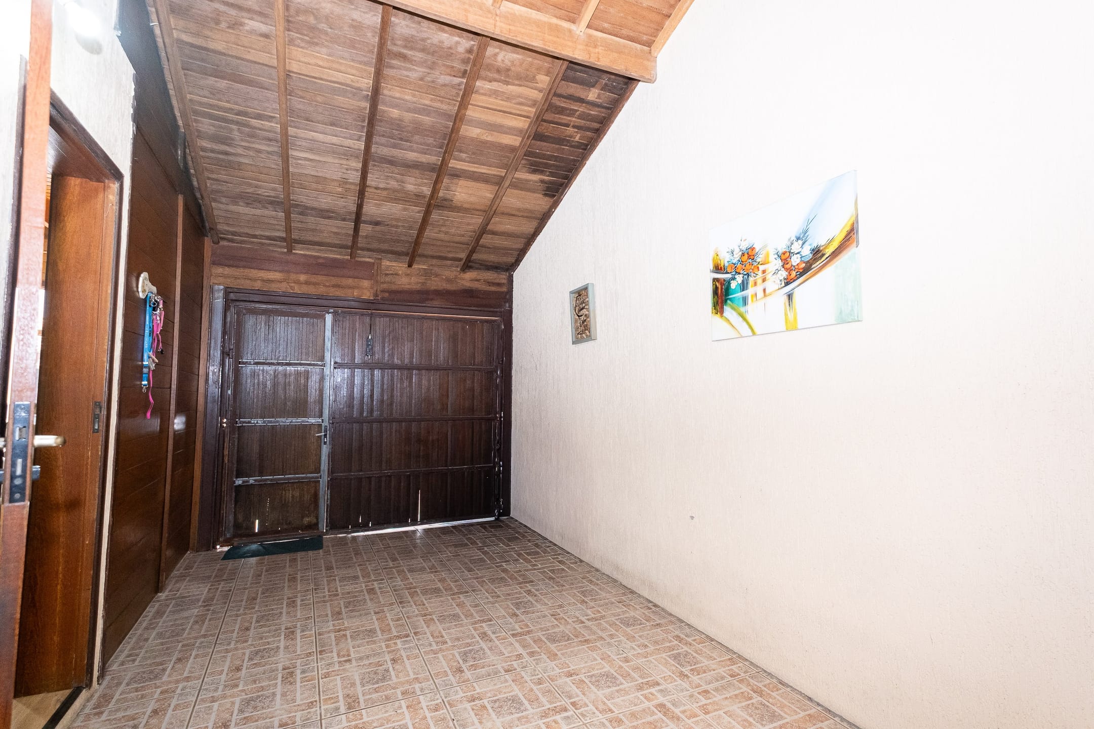 Casa à venda no Fragata, Pelotas - 173m², 3 quartos (sendo 1 suíte), cozinha com armários e amplo pátio com piscina e garagem. - 27