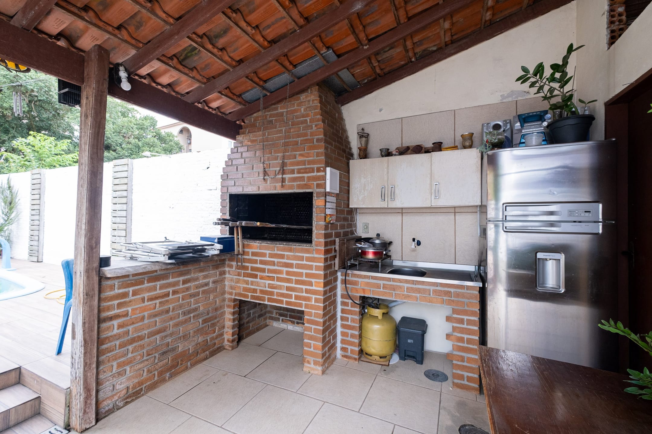 Casa à venda no Fragata, Pelotas - 173m², 3 quartos (sendo 1 suíte), cozinha com armários e amplo pátio com piscina e garagem. - 26