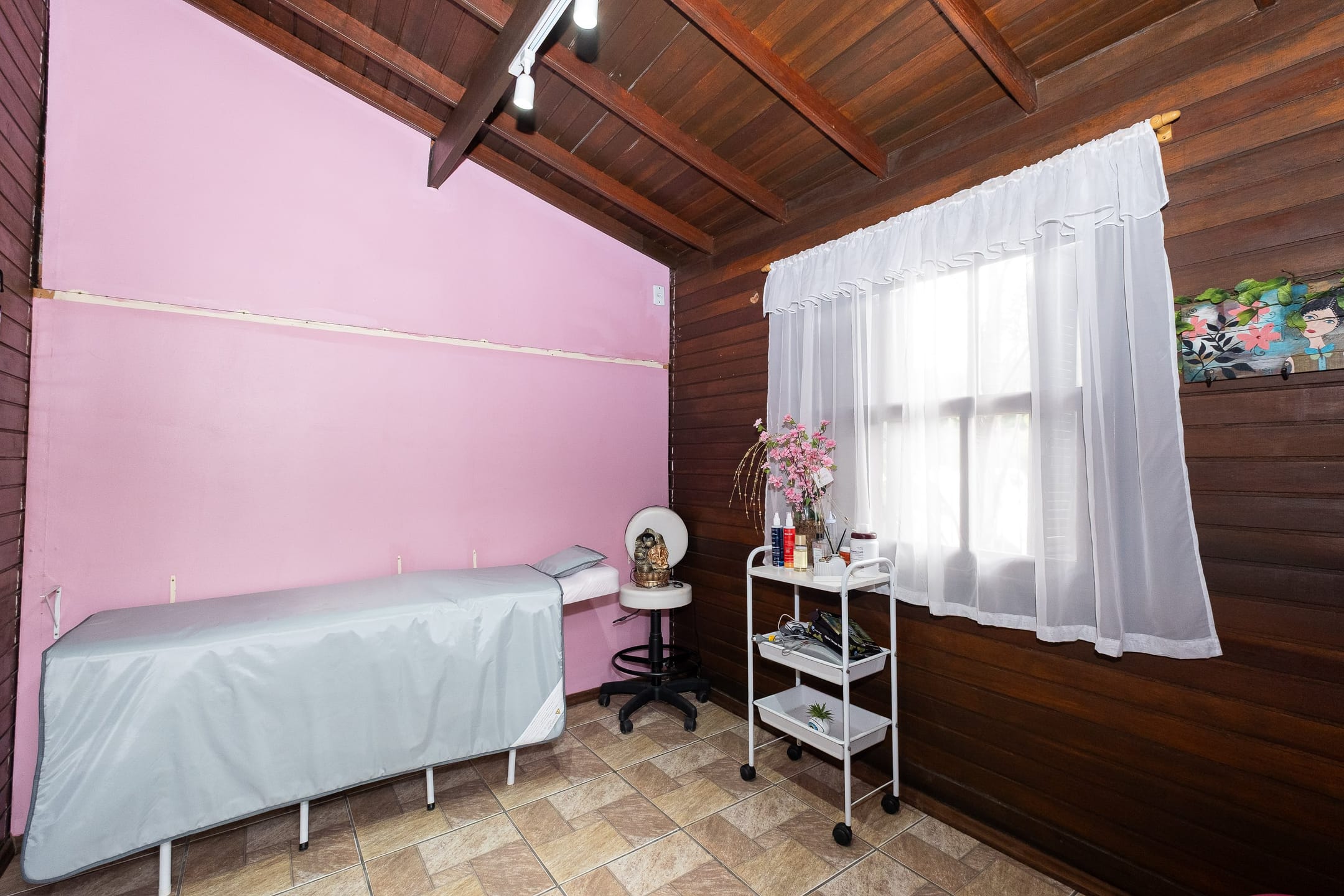 Casa à venda no Fragata, Pelotas - 173m², 3 quartos (sendo 1 suíte), cozinha com armários e amplo pátio com piscina e garagem. - 20
