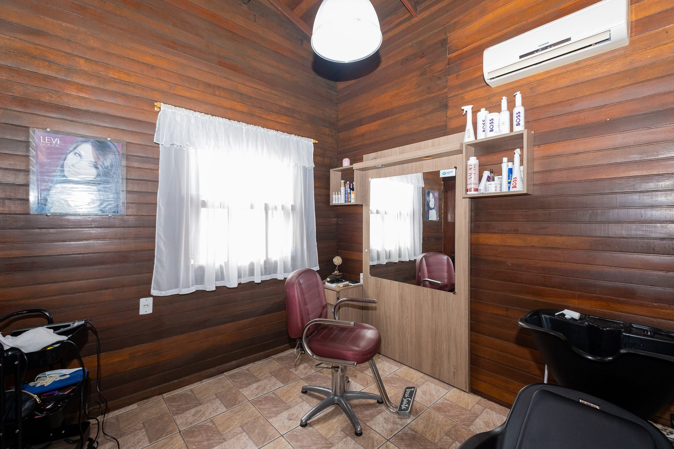 Casa à venda no Fragata, Pelotas - 173m², 3 quartos (sendo 1 suíte), cozinha com armários e amplo pátio com piscina e garagem. - 21