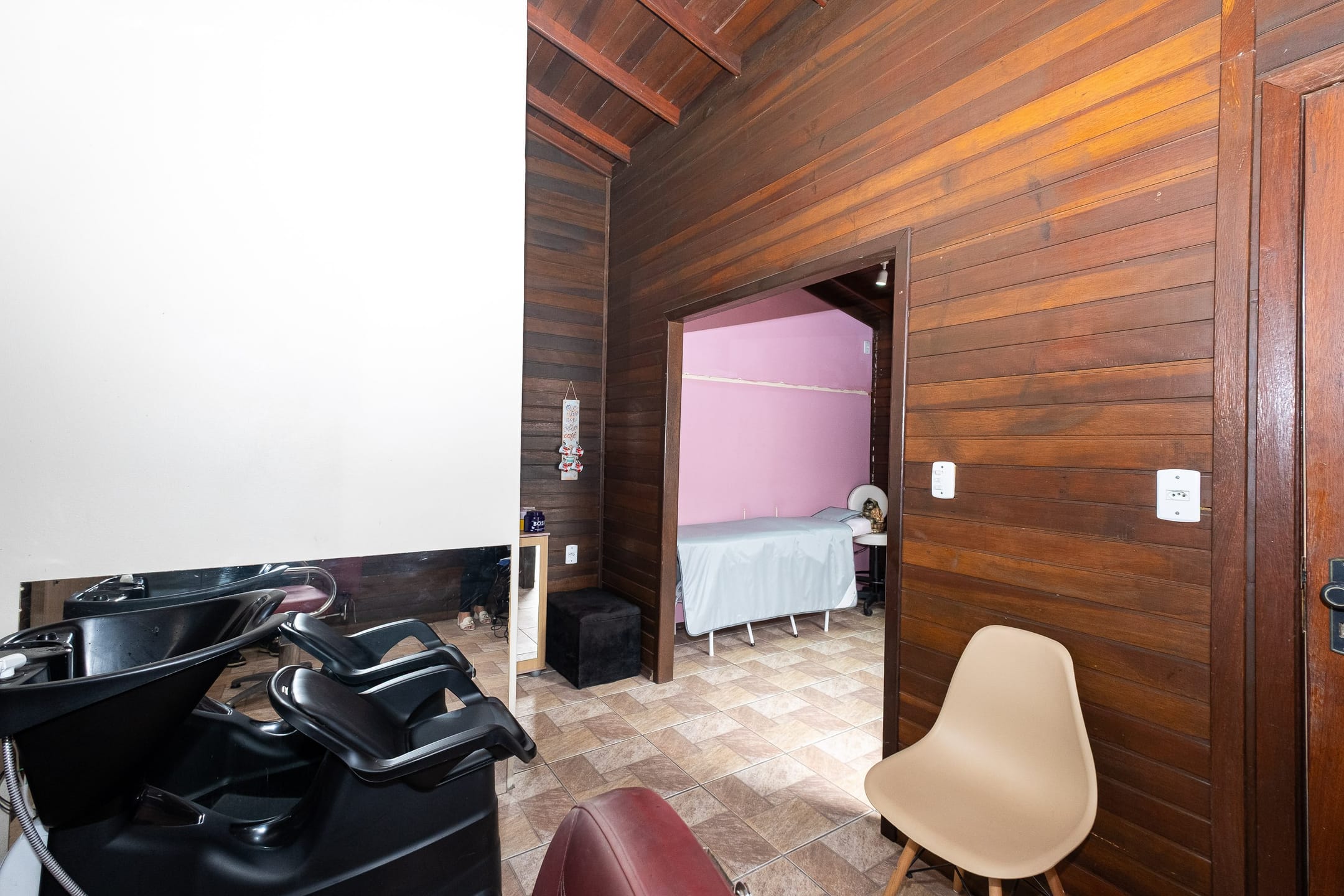 Casa à venda no Fragata, Pelotas - 173m², 3 quartos (sendo 1 suíte), cozinha com armários e amplo pátio com piscina e garagem. - 22