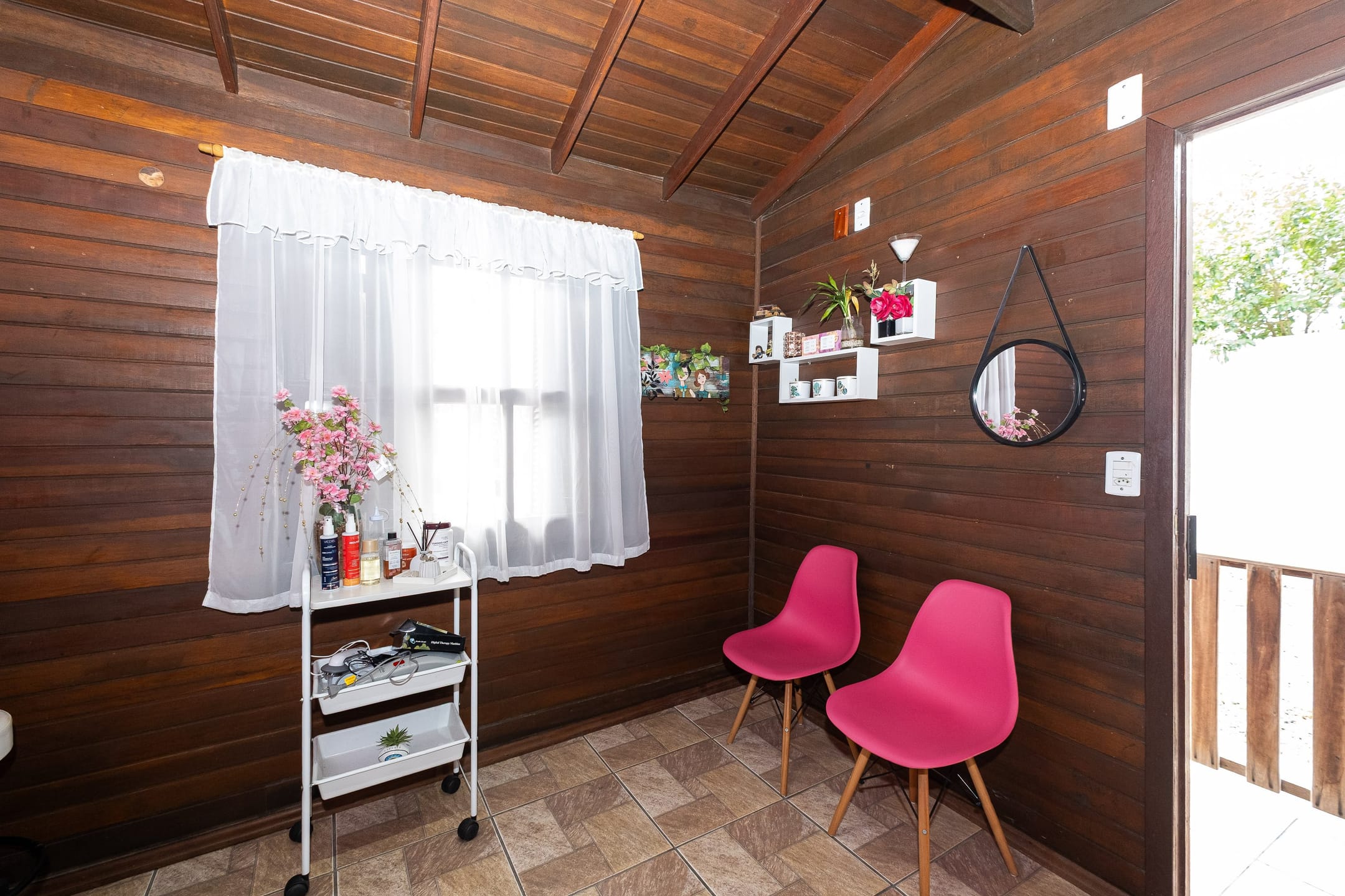 Casa à venda no Fragata, Pelotas - 173m², 3 quartos (sendo 1 suíte), cozinha com armários e amplo pátio com piscina e garagem. - 23