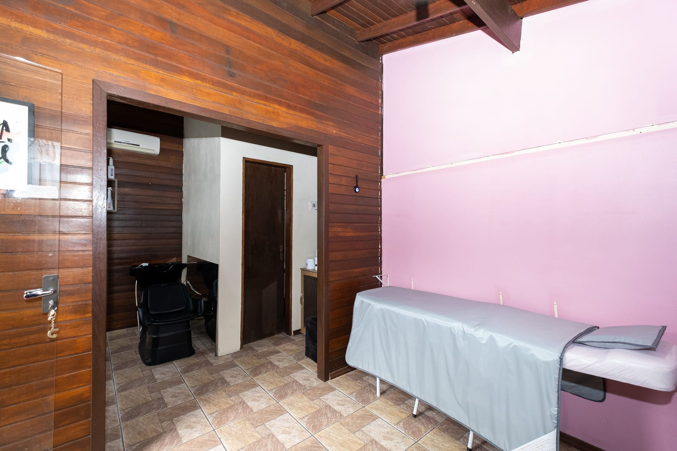 Casa à venda no Fragata, Pelotas - 173m², 3 quartos (sendo 1 suíte), cozinha com armários e amplo pátio com piscina e garagem. - 24