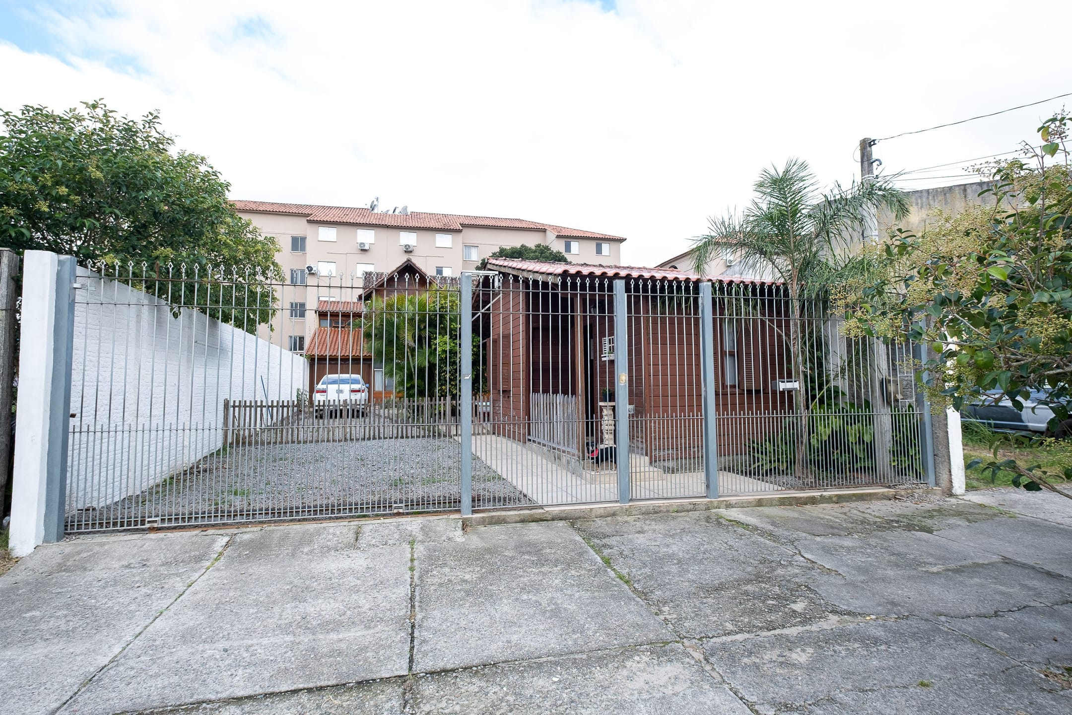Casa à venda no Fragata, Pelotas - 173m², 3 quartos (sendo 1 suíte), cozinha com armários e amplo pátio com piscina e garagem. - 28