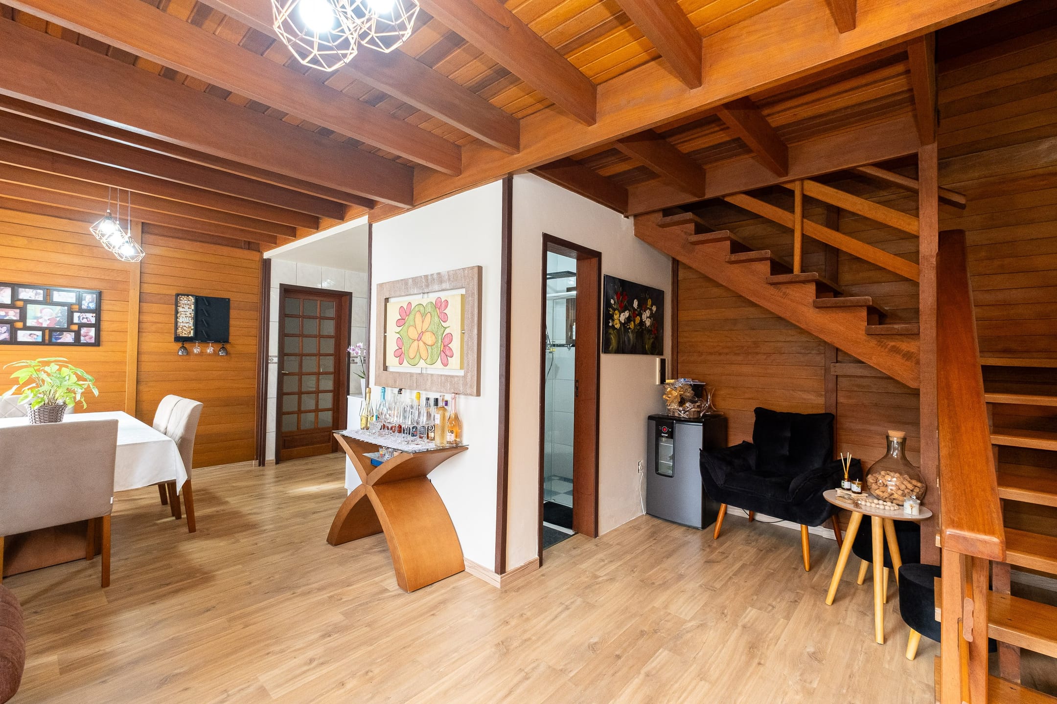 Casa à venda no Fragata, Pelotas - 173m², 3 quartos (sendo 1 suíte), cozinha com armários e amplo pátio com piscina e garagem. - 6