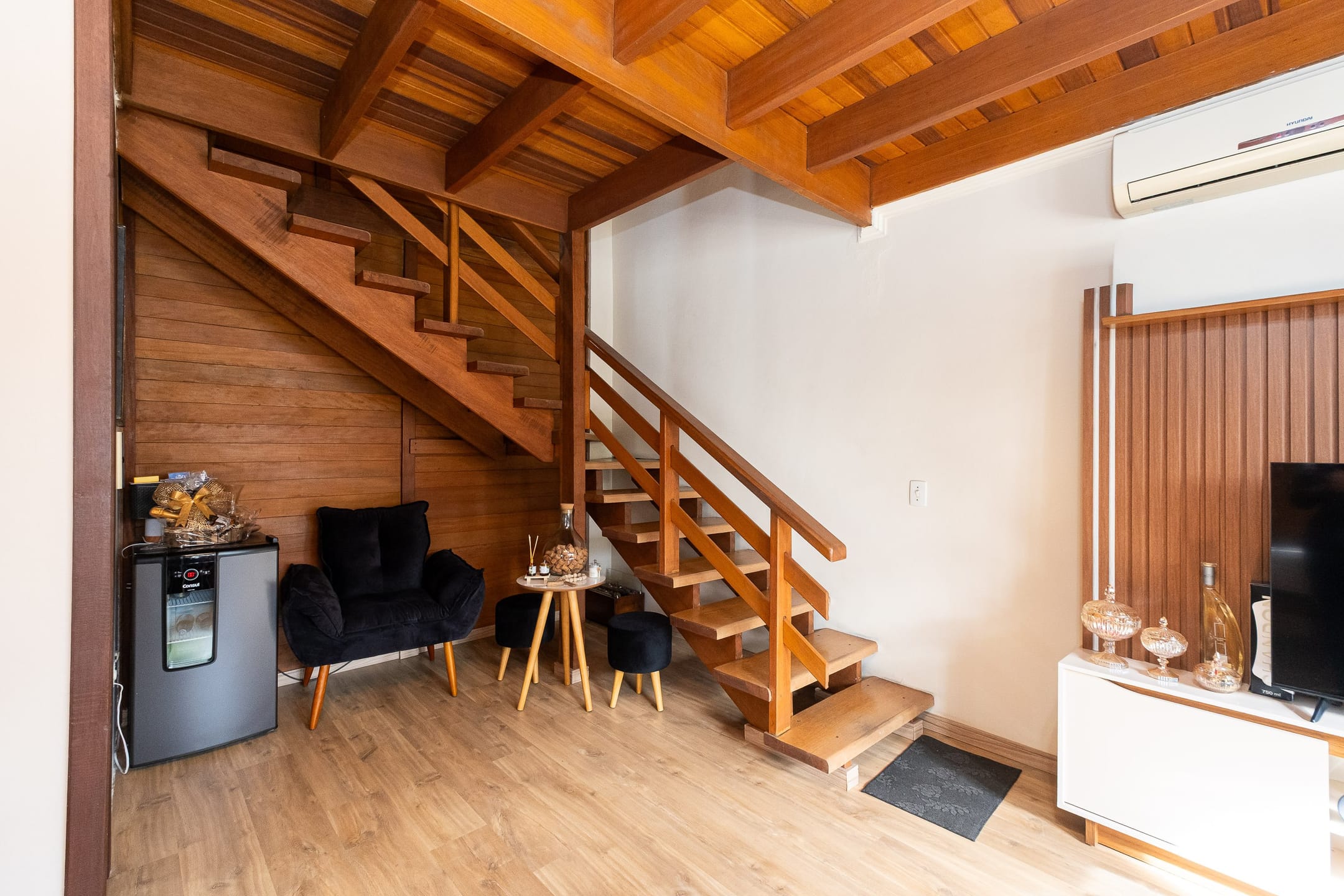 Casa à venda no Fragata, Pelotas - 173m², 3 quartos (sendo 1 suíte), cozinha com armários e amplo pátio com piscina e garagem. - 7