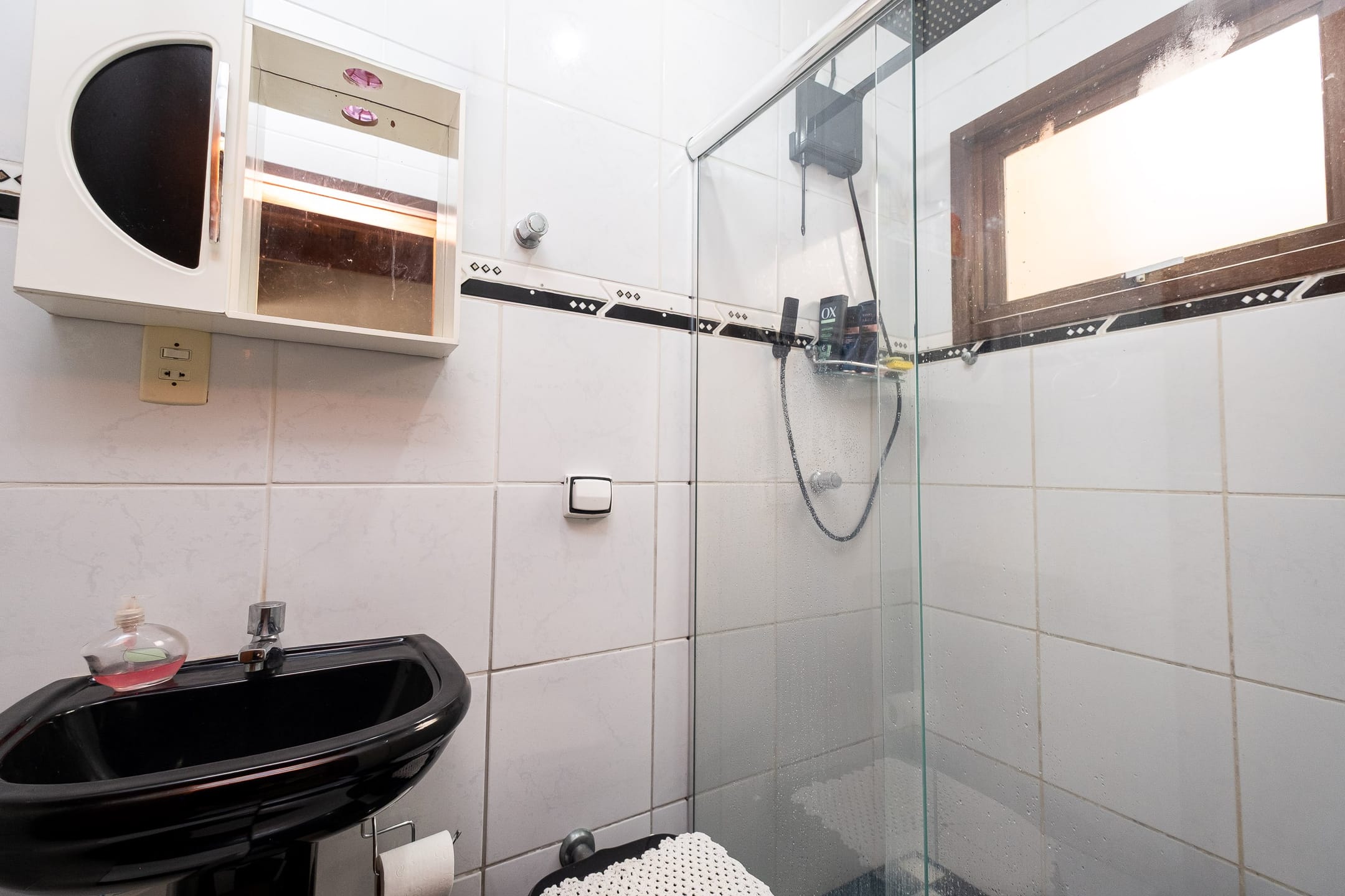 Casa à venda no Fragata, Pelotas - 173m², 3 quartos (sendo 1 suíte), cozinha com armários e amplo pátio com piscina e garagem. - 8