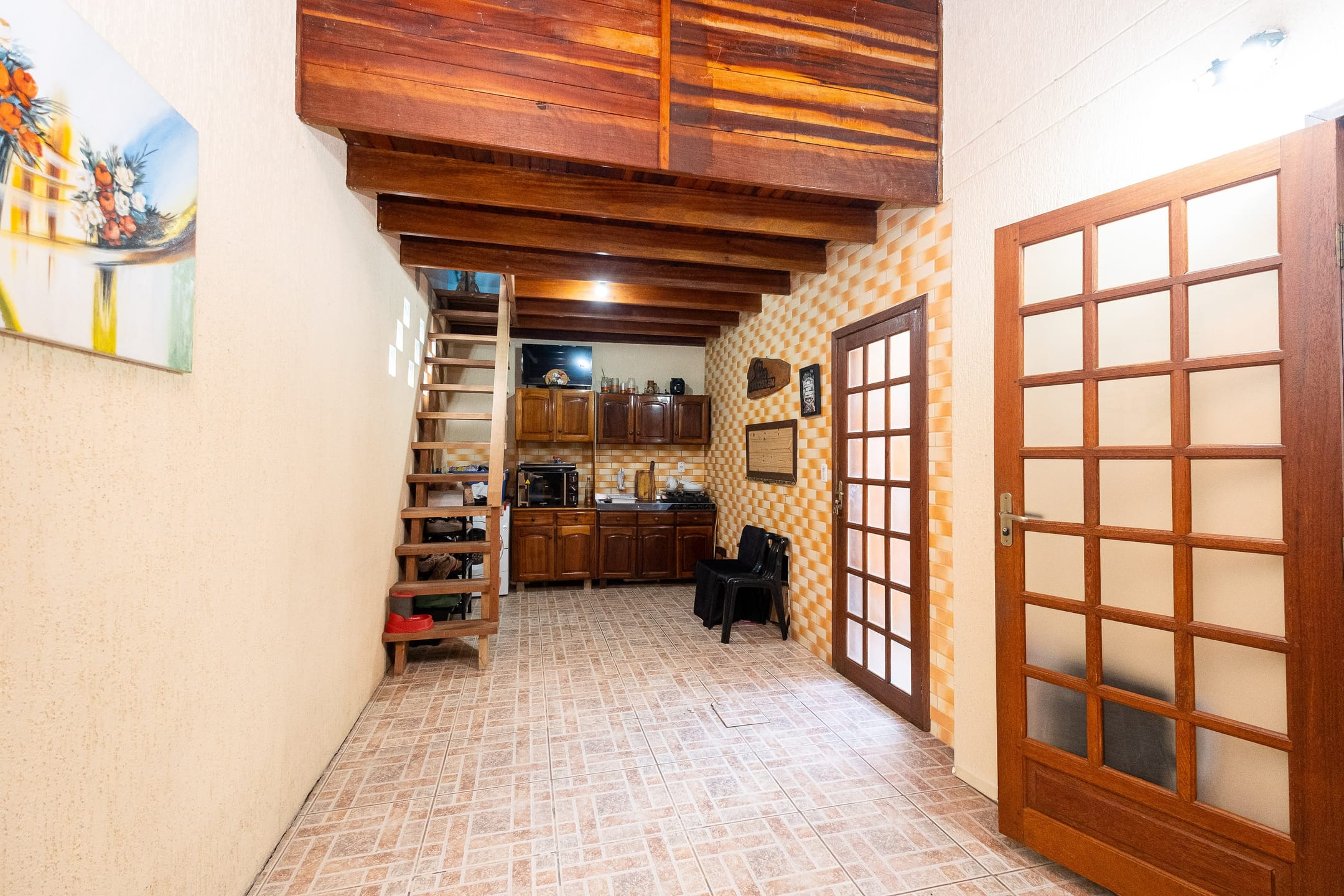 Casa à venda no Fragata, Pelotas - 173m², 3 quartos (sendo 1 suíte), cozinha com armários e amplo pátio com piscina e garagem. - 9