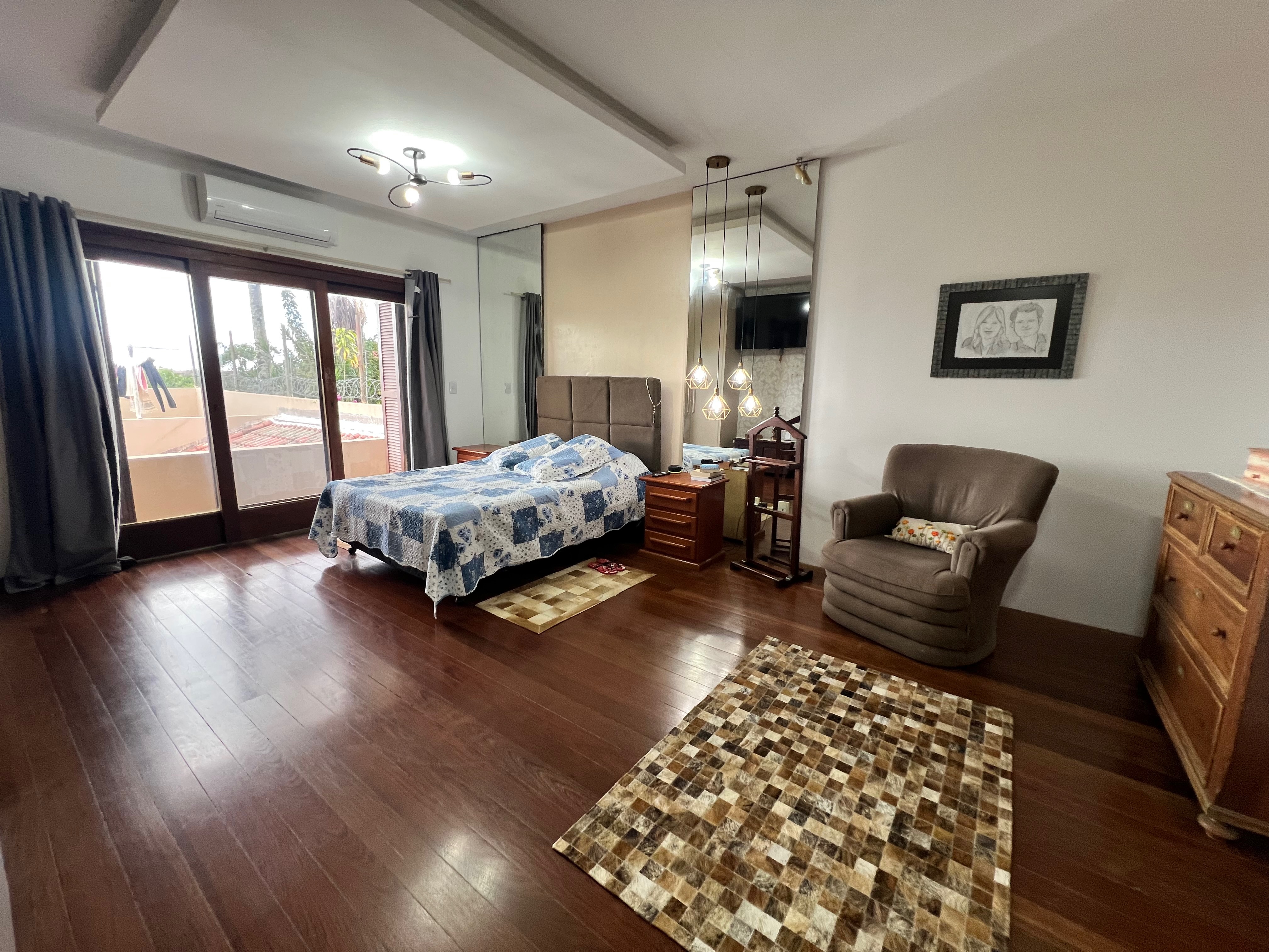 Casa à venda nas Três Vendas, Pelotas - 354 m², 3 quartos (sendo 1 suíte), acabamentos de alto padrão, espaço gourmet com churrasqueira e amplo pátio. - 23