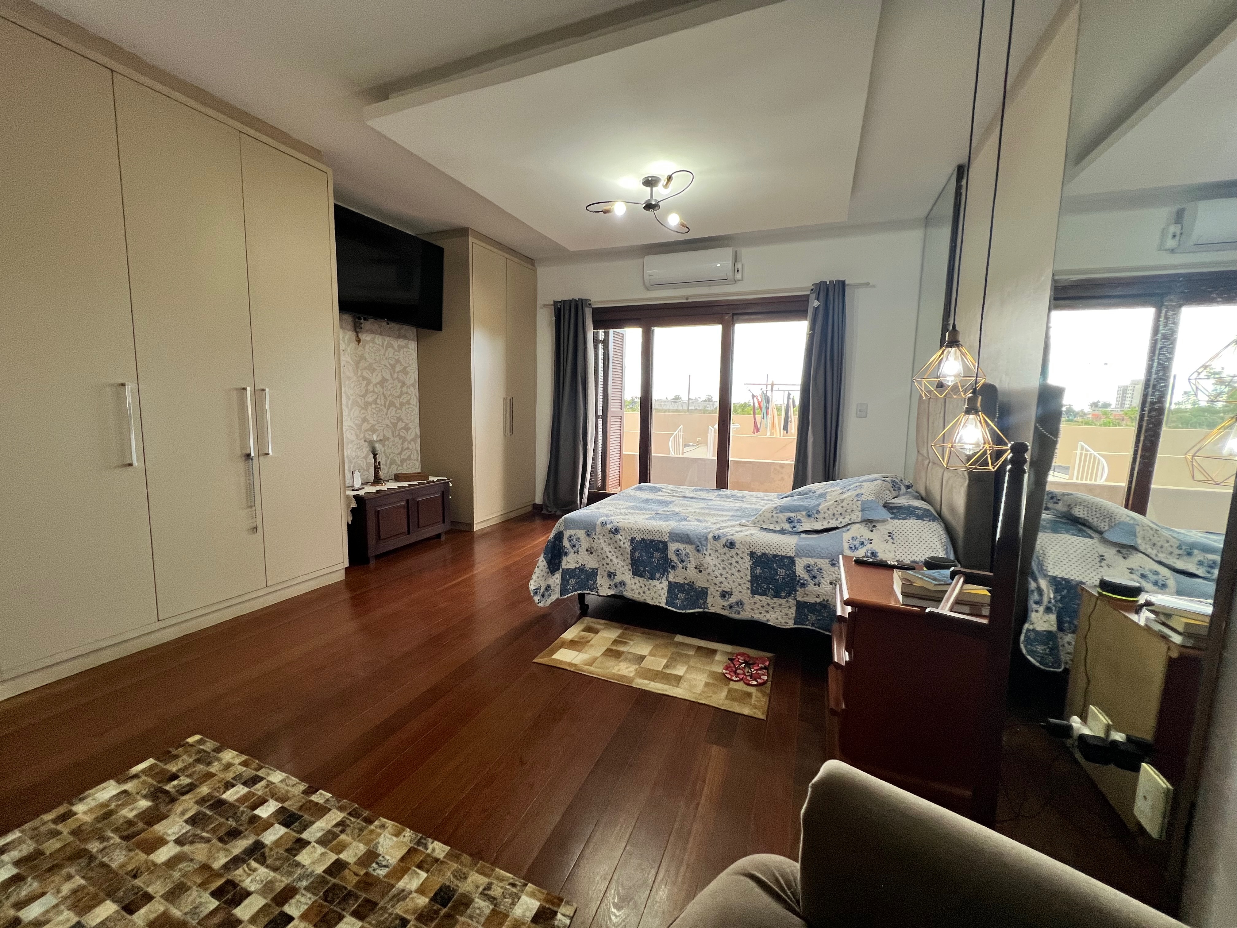 Casa à venda nas Três Vendas, Pelotas - 354 m², 3 quartos (sendo 1 suíte), acabamentos de alto padrão, espaço gourmet com churrasqueira e amplo pátio. - 24