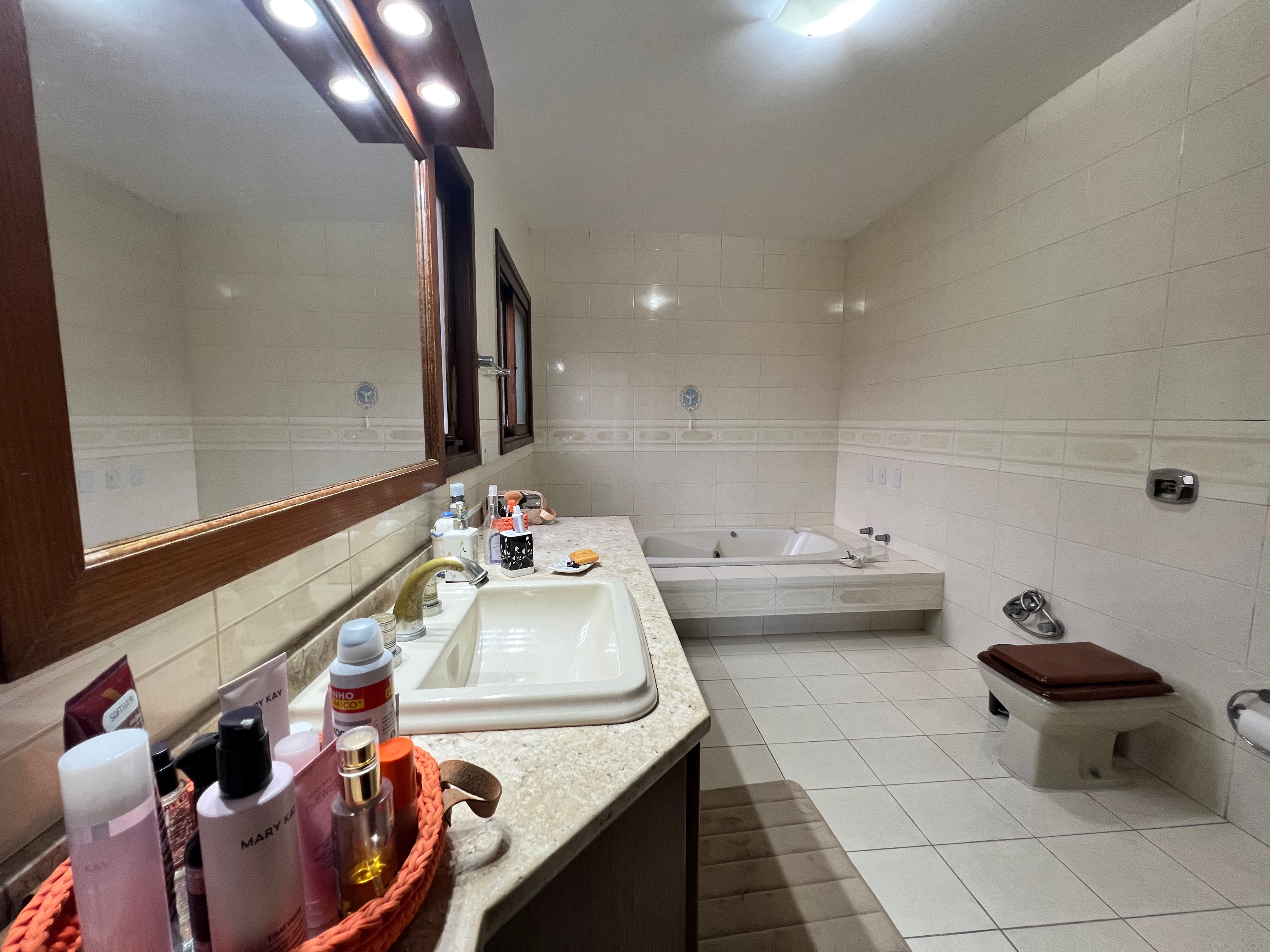 Casa à venda nas Três Vendas, Pelotas - 354 m², 3 quartos (sendo 1 suíte), acabamentos de alto padrão, espaço gourmet com churrasqueira e amplo pátio. - 26
