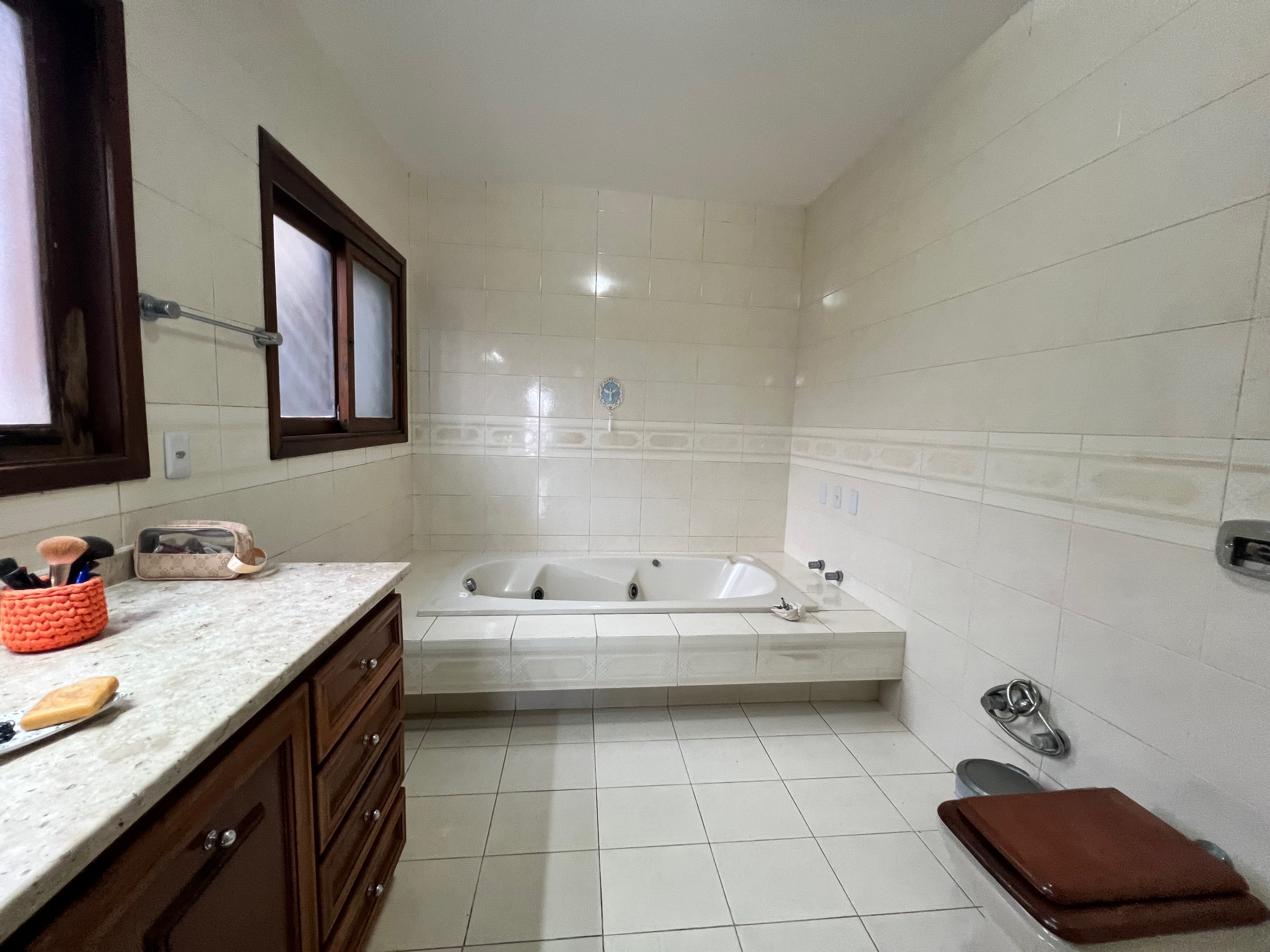Casa à venda nas Três Vendas, Pelotas - 354 m², 3 quartos (sendo 1 suíte), acabamentos de alto padrão, espaço gourmet com churrasqueira e amplo pátio. - 27