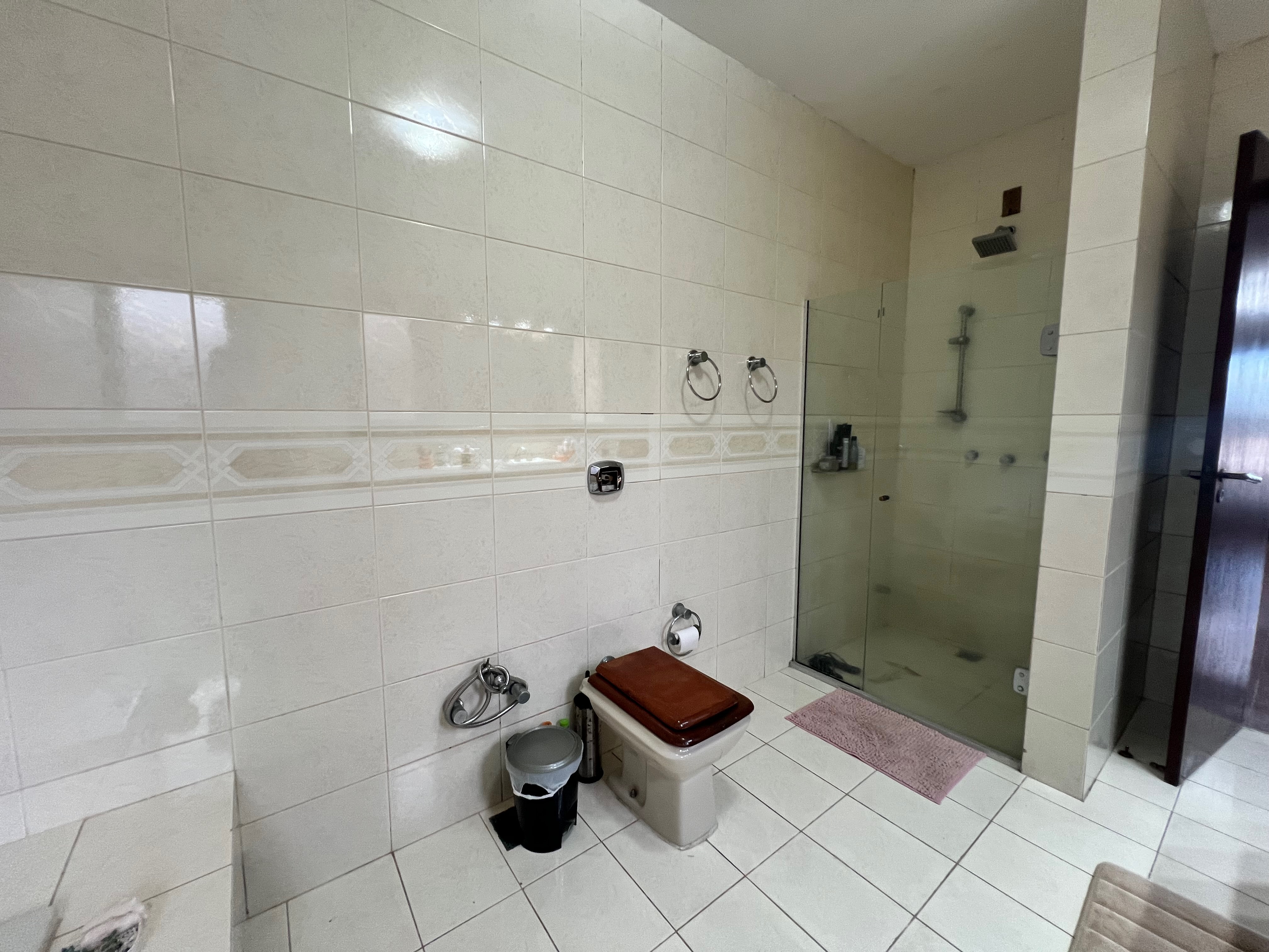 Casa à venda nas Três Vendas, Pelotas - 354 m², 3 quartos (sendo 1 suíte), acabamentos de alto padrão, espaço gourmet com churrasqueira e amplo pátio. - 28