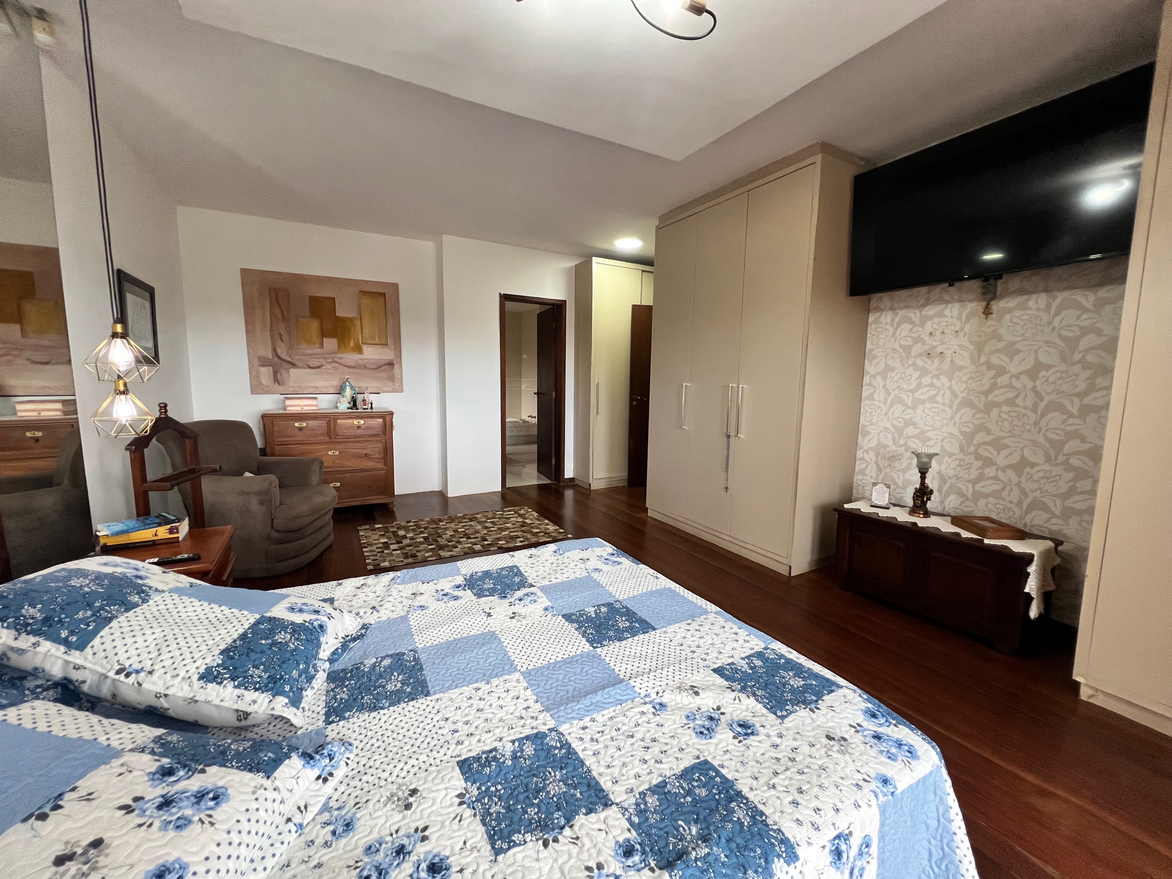 Casa à venda nas Três Vendas, Pelotas - 354 m², 3 quartos (sendo 1 suíte), acabamentos de alto padrão, espaço gourmet com churrasqueira e amplo pátio. - 25
