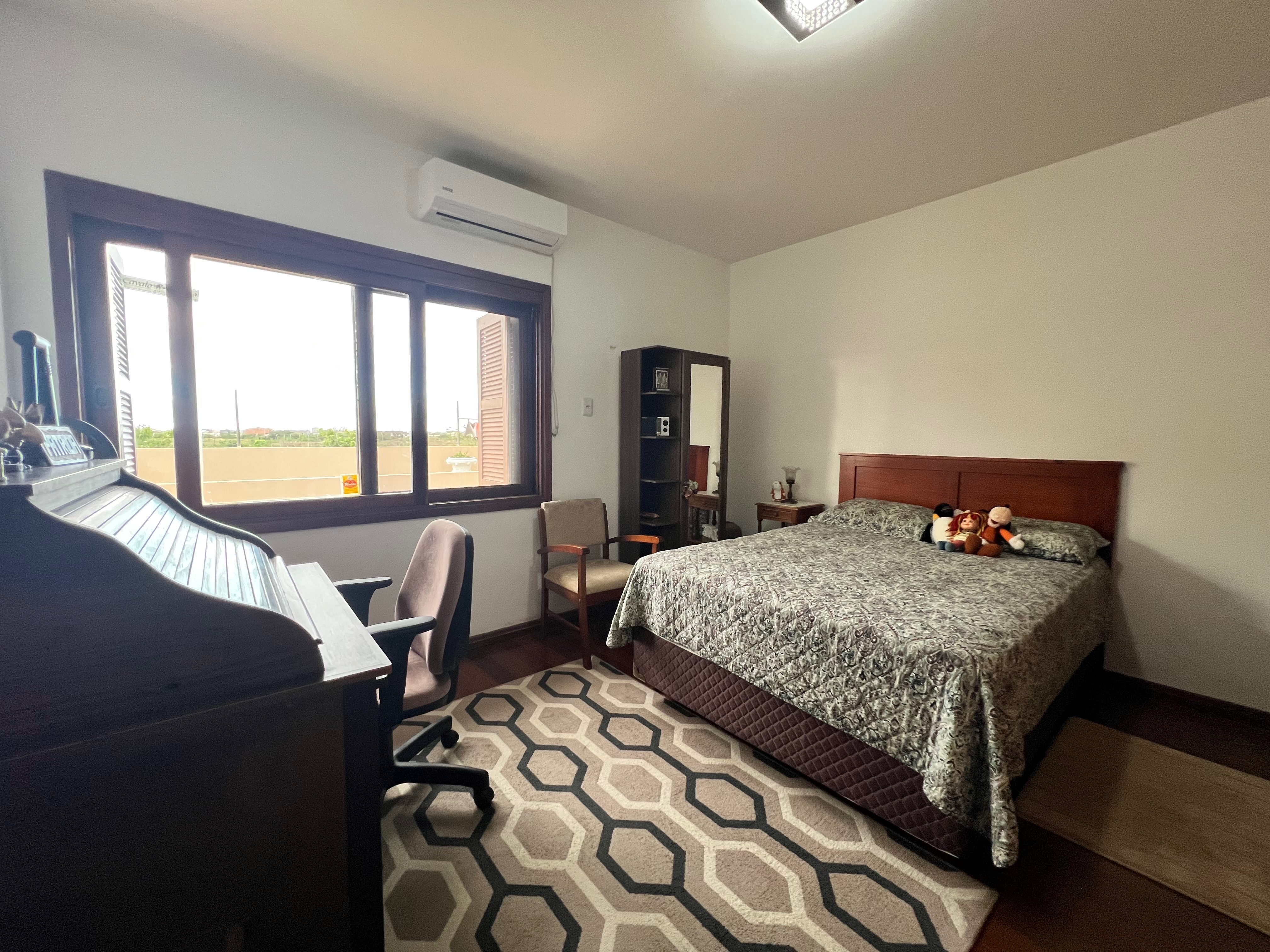 Casa à venda nas Três Vendas, Pelotas - 354 m², 3 quartos (sendo 1 suíte), acabamentos de alto padrão, espaço gourmet com churrasqueira e amplo pátio. - 22