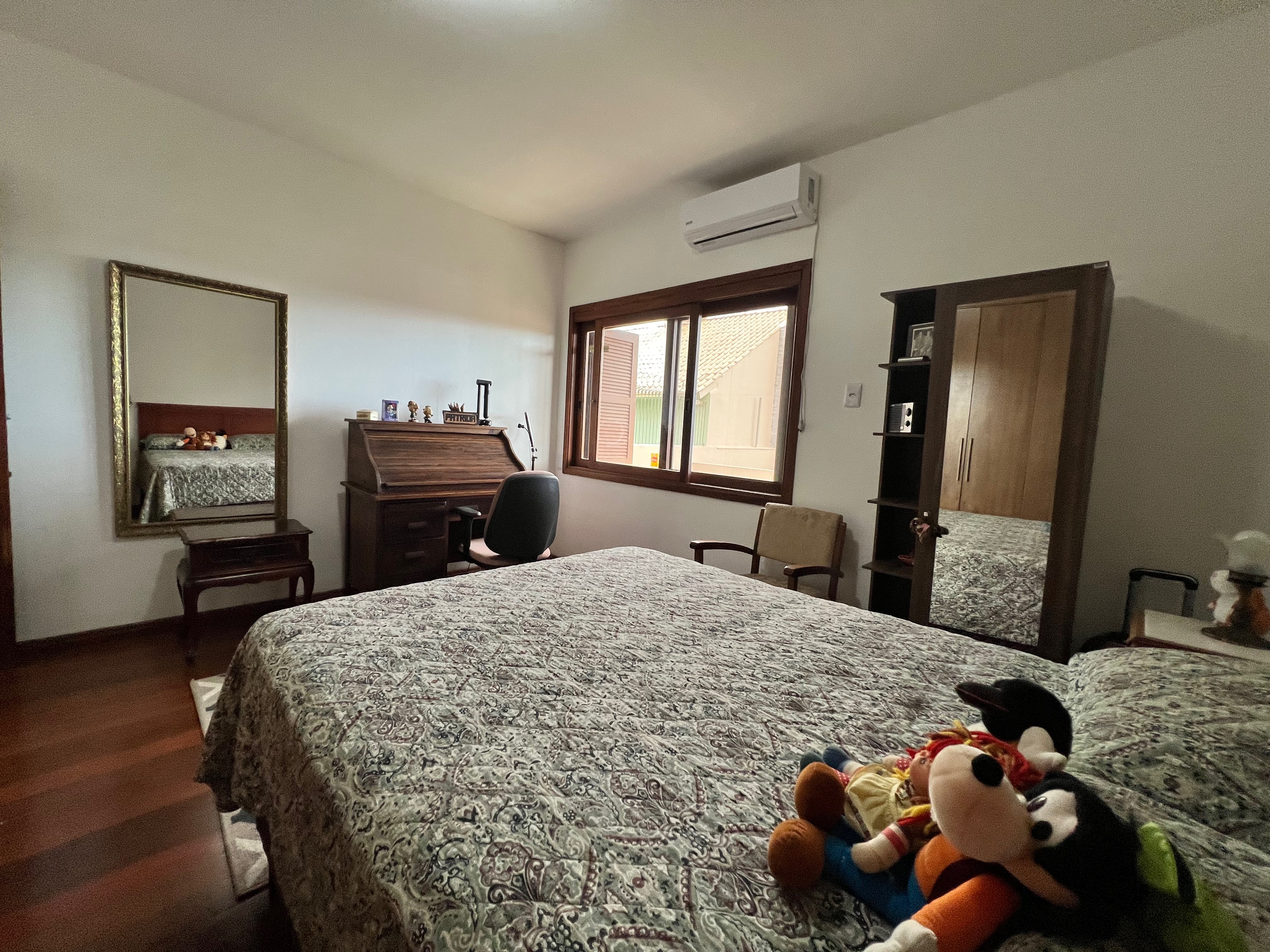 Casa à venda nas Três Vendas, Pelotas - 354 m², 3 quartos (sendo 1 suíte), acabamentos de alto padrão, espaço gourmet com churrasqueira e amplo pátio. - 21