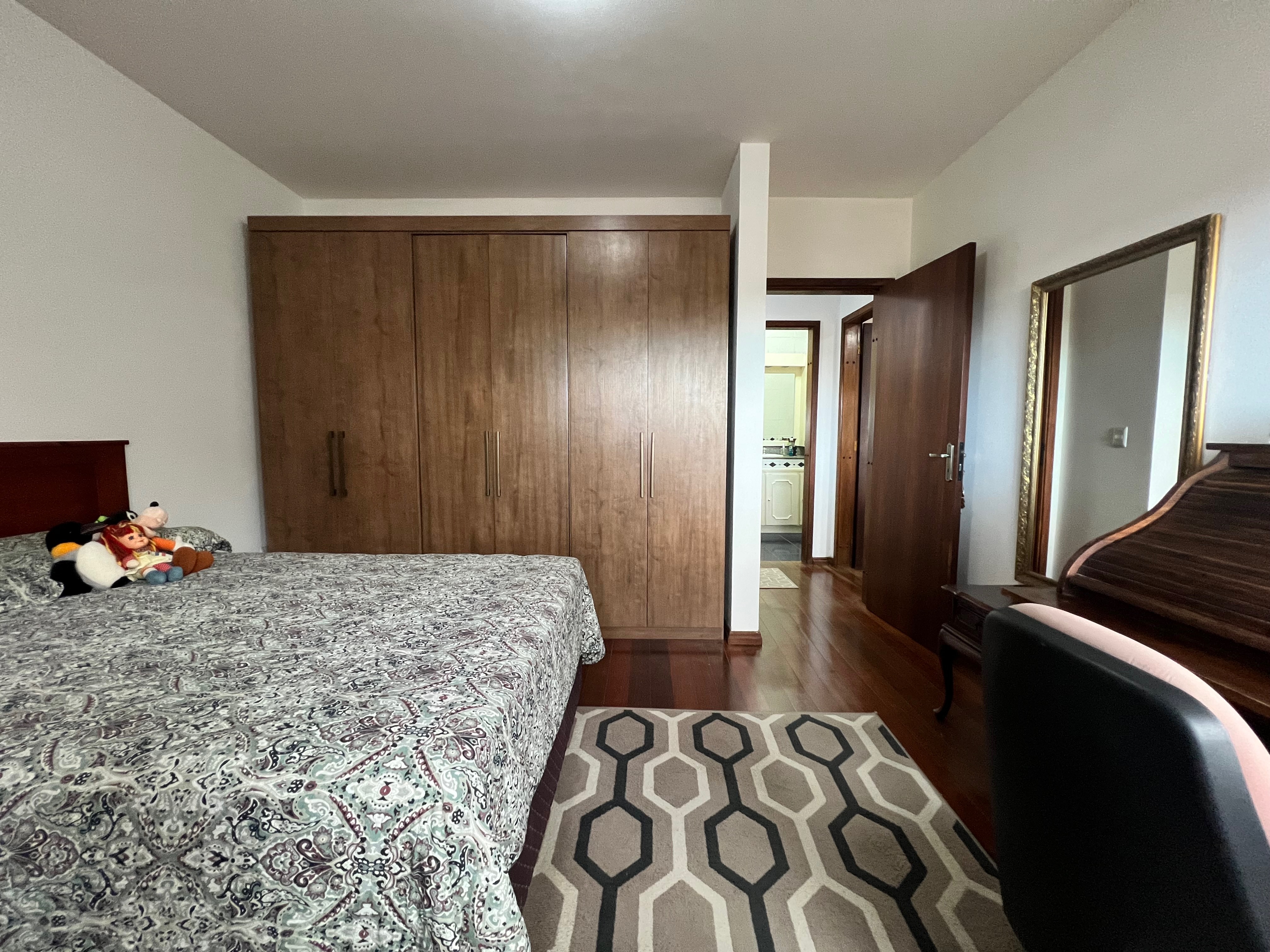 Casa à venda nas Três Vendas, Pelotas - 354 m², 3 quartos (sendo 1 suíte), acabamentos de alto padrão, espaço gourmet com churrasqueira e amplo pátio. - 20