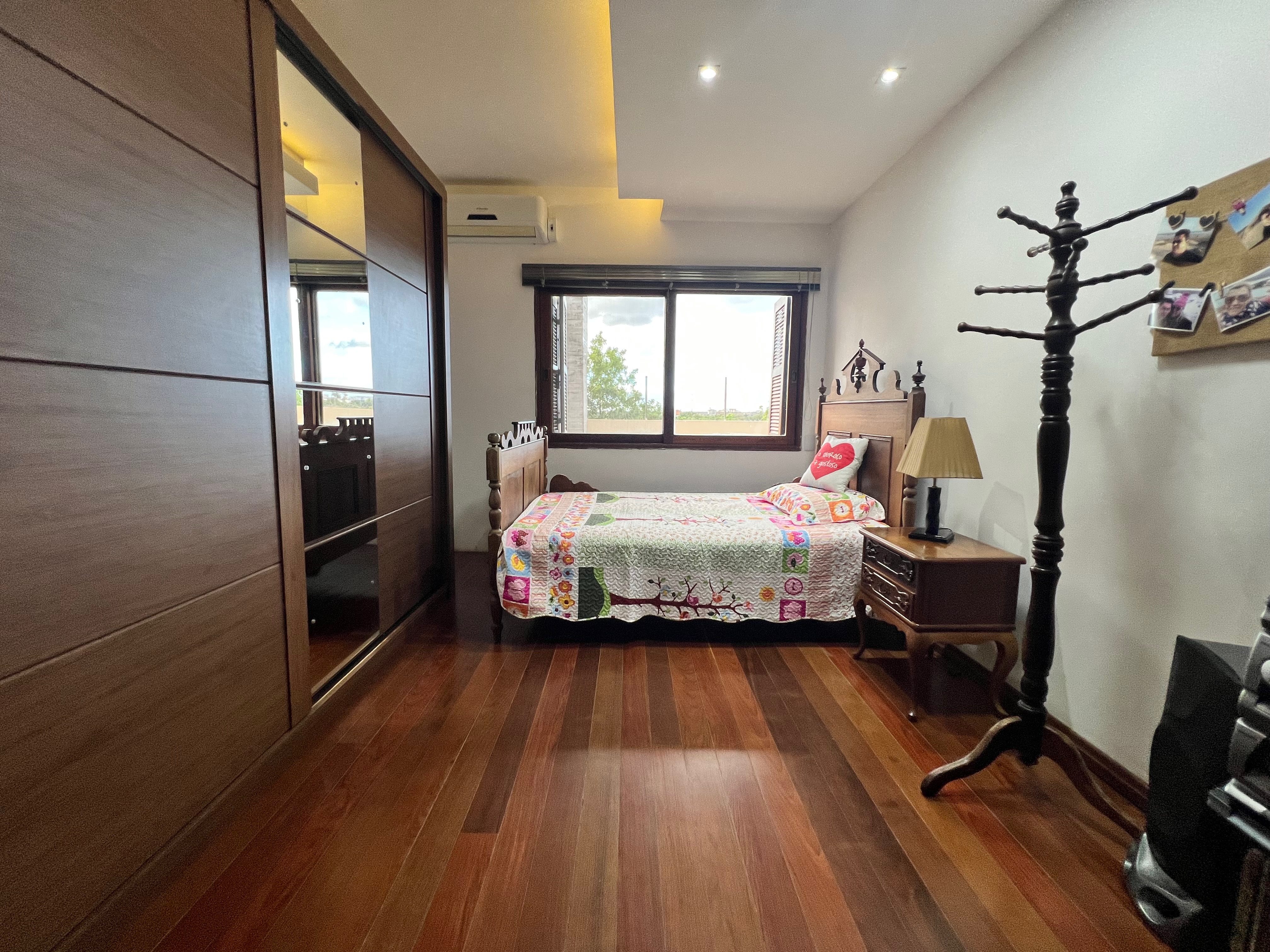 Casa à venda nas Três Vendas, Pelotas - 354 m², 3 quartos (sendo 1 suíte), acabamentos de alto padrão, espaço gourmet com churrasqueira e amplo pátio. - 19