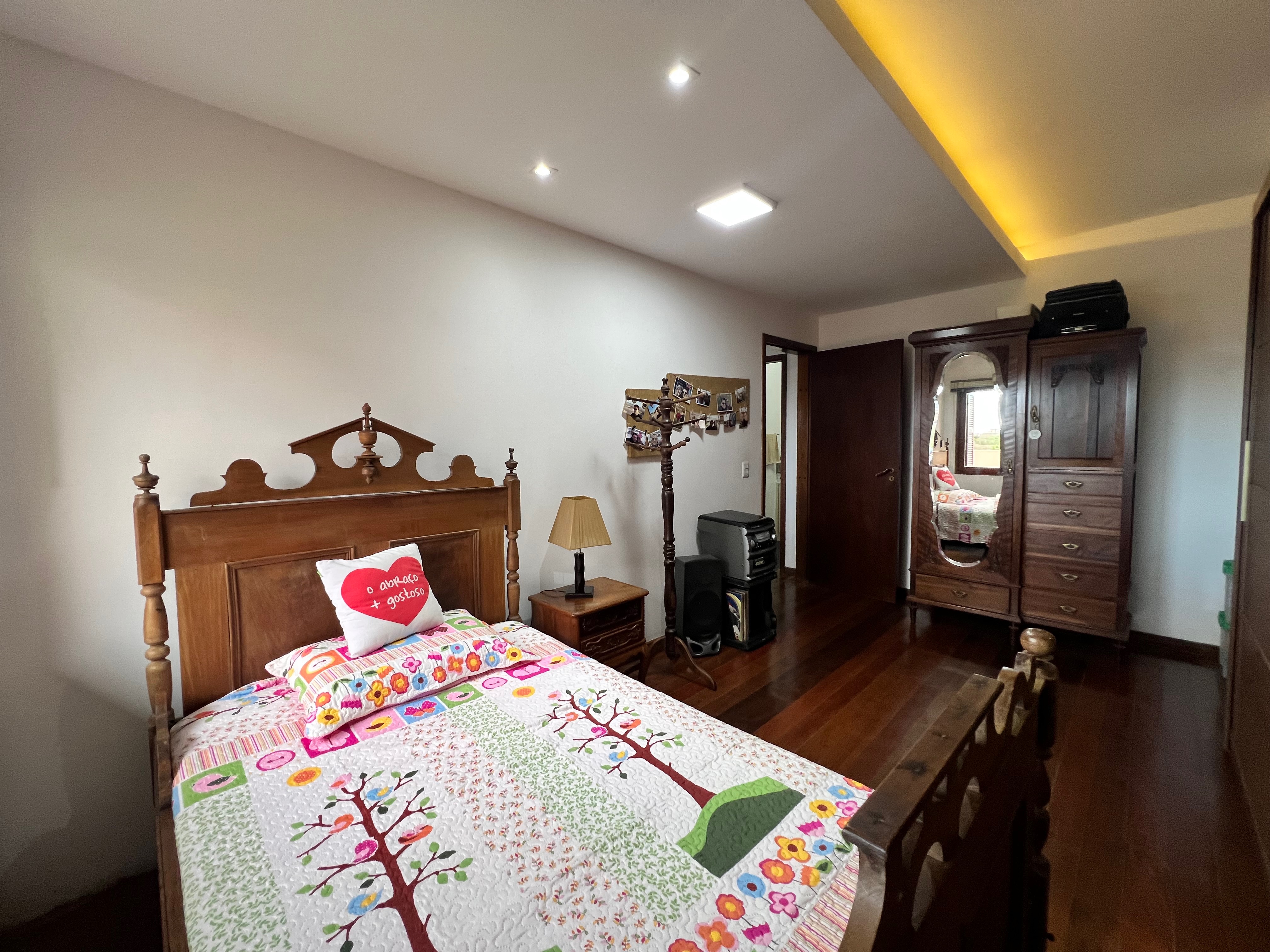 Casa à venda nas Três Vendas, Pelotas - 354 m², 3 quartos (sendo 1 suíte), acabamentos de alto padrão, espaço gourmet com churrasqueira e amplo pátio. - 18
