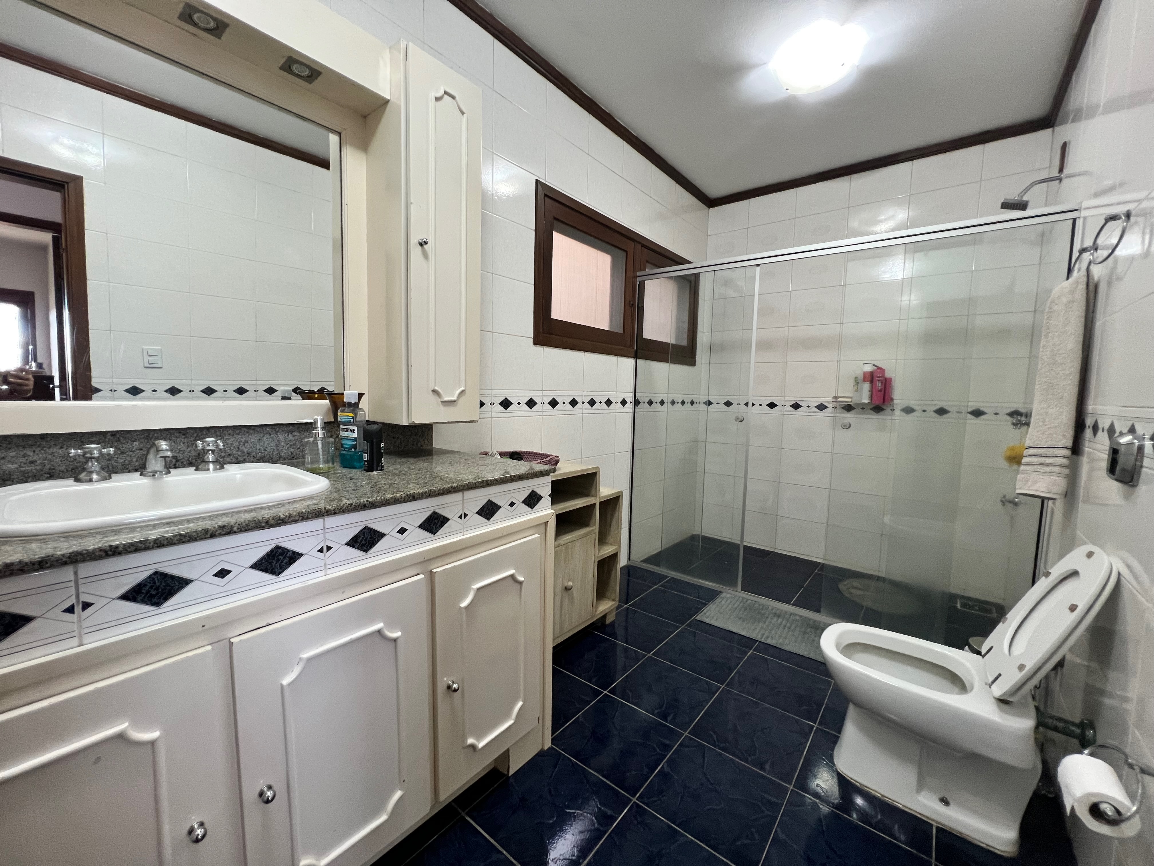 Casa à venda nas Três Vendas, Pelotas - 354 m², 3 quartos (sendo 1 suíte), acabamentos de alto padrão, espaço gourmet com churrasqueira e amplo pátio. - 17