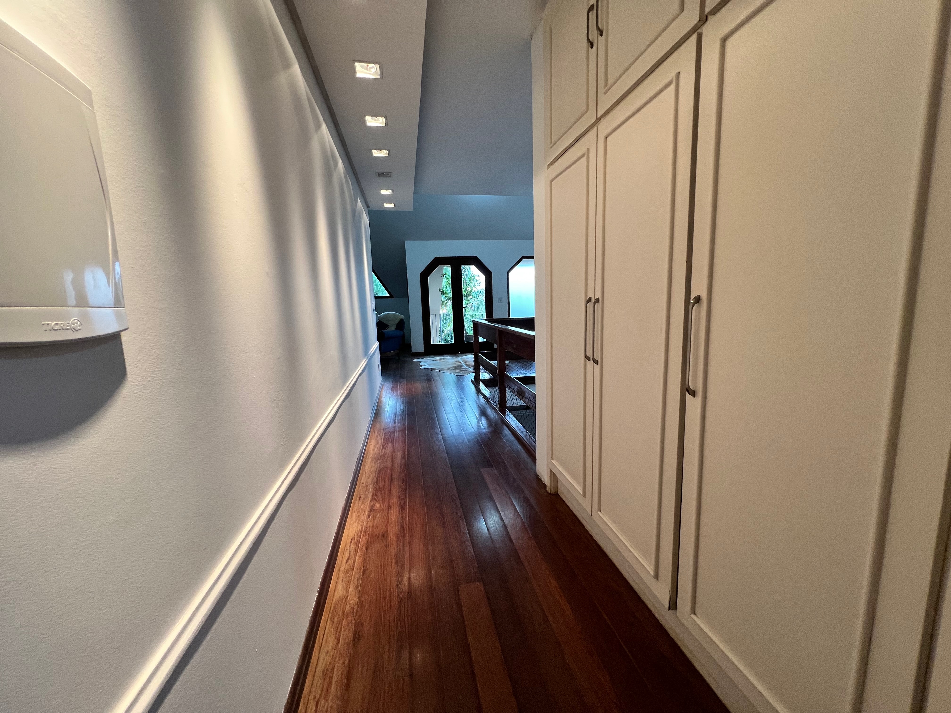 Casa à venda nas Três Vendas, Pelotas - 354 m², 3 quartos (sendo 1 suíte), acabamentos de alto padrão, espaço gourmet com churrasqueira e amplo pátio. - 16