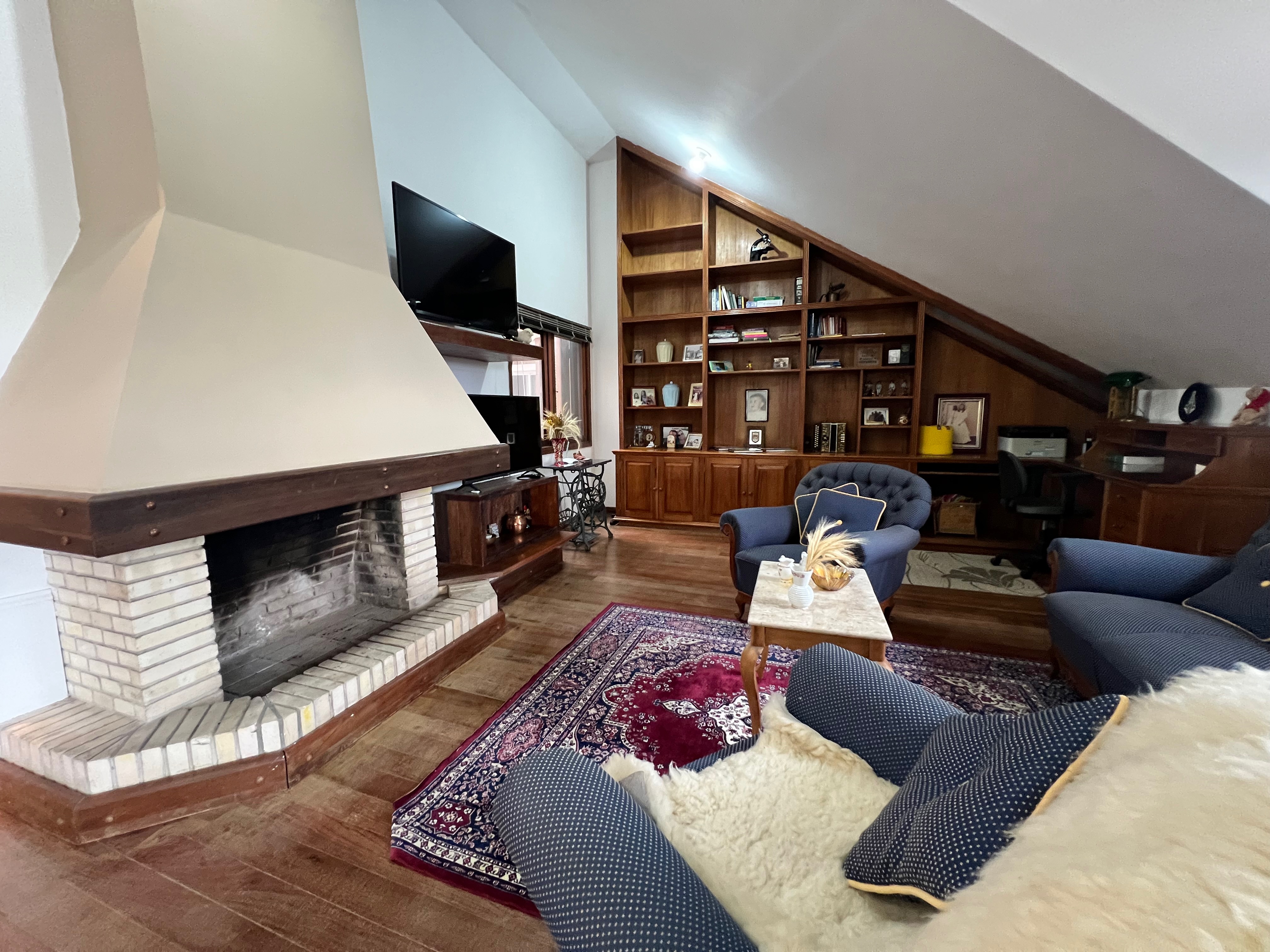 Casa à venda nas Três Vendas, Pelotas - 354 m², 3 quartos (sendo 1 suíte), acabamentos de alto padrão, espaço gourmet com churrasqueira e amplo pátio. - 14