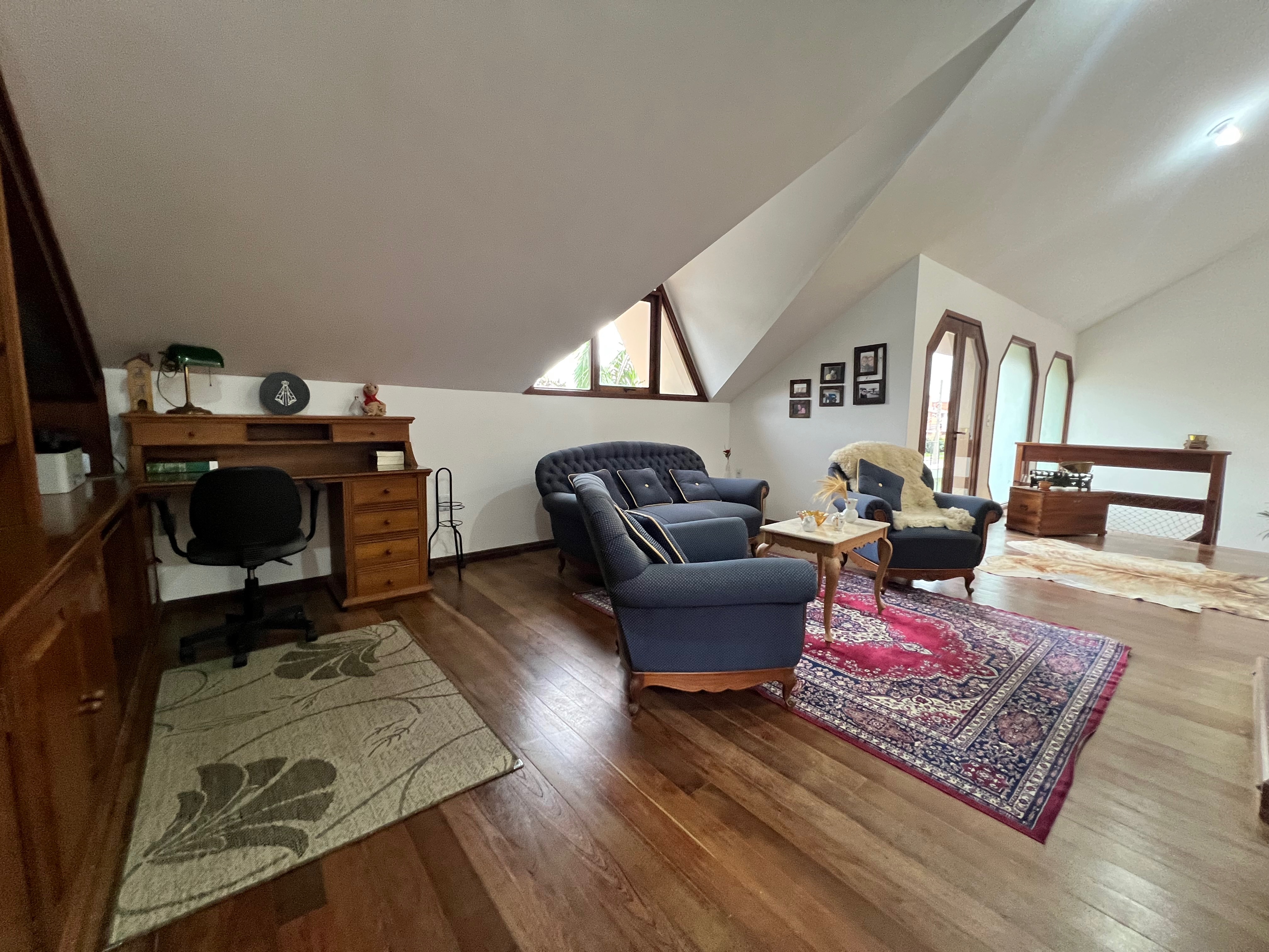 Casa à venda nas Três Vendas, Pelotas - 354 m², 3 quartos (sendo 1 suíte), acabamentos de alto padrão, espaço gourmet com churrasqueira e amplo pátio. - 15