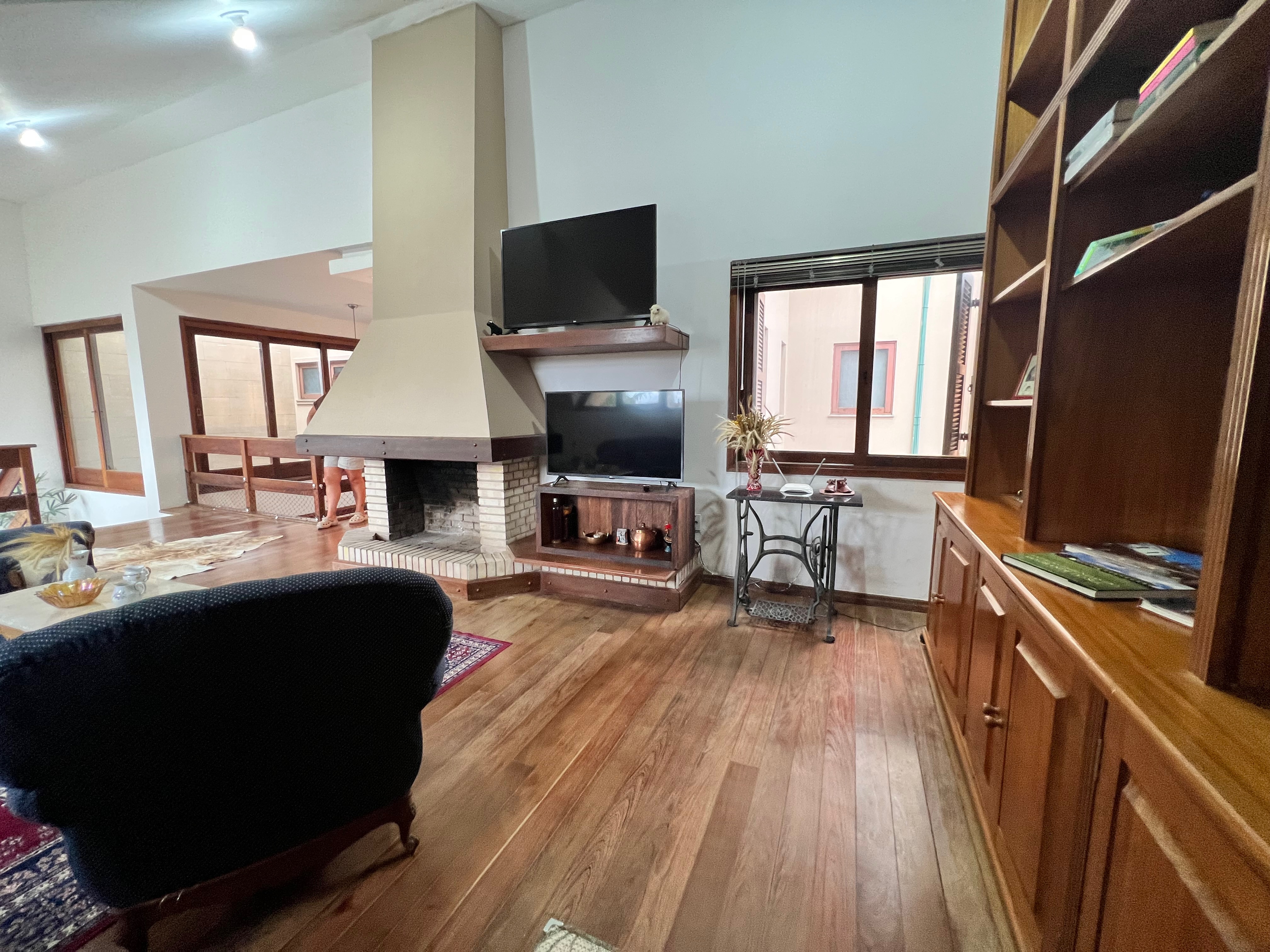 Casa à venda nas Três Vendas, Pelotas - 354 m², 3 quartos (sendo 1 suíte), acabamentos de alto padrão, espaço gourmet com churrasqueira e amplo pátio. - 13