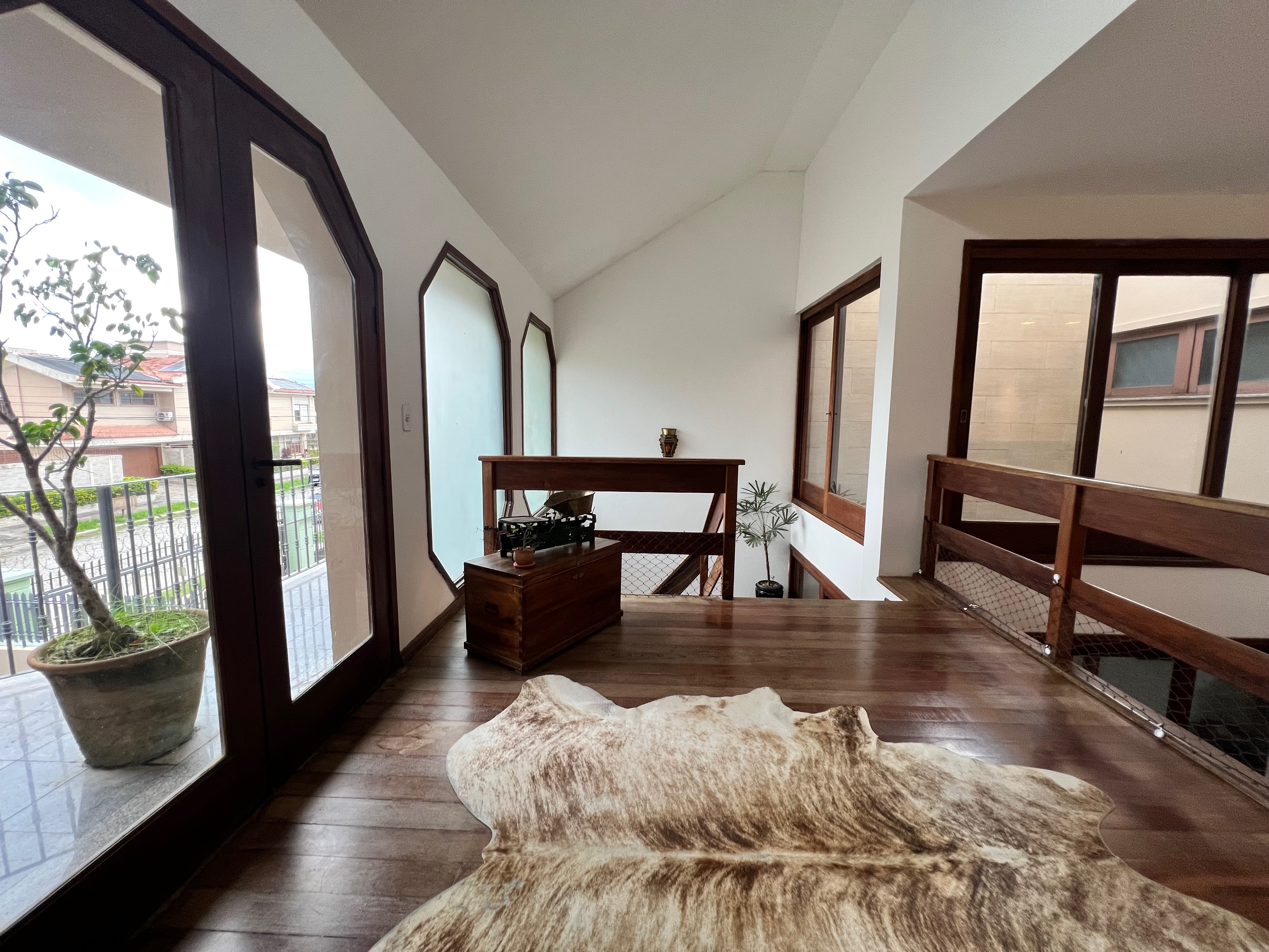 Casa à venda nas Três Vendas, Pelotas - 354 m², 3 quartos (sendo 1 suíte), acabamentos de alto padrão, espaço gourmet com churrasqueira e amplo pátio. - 11