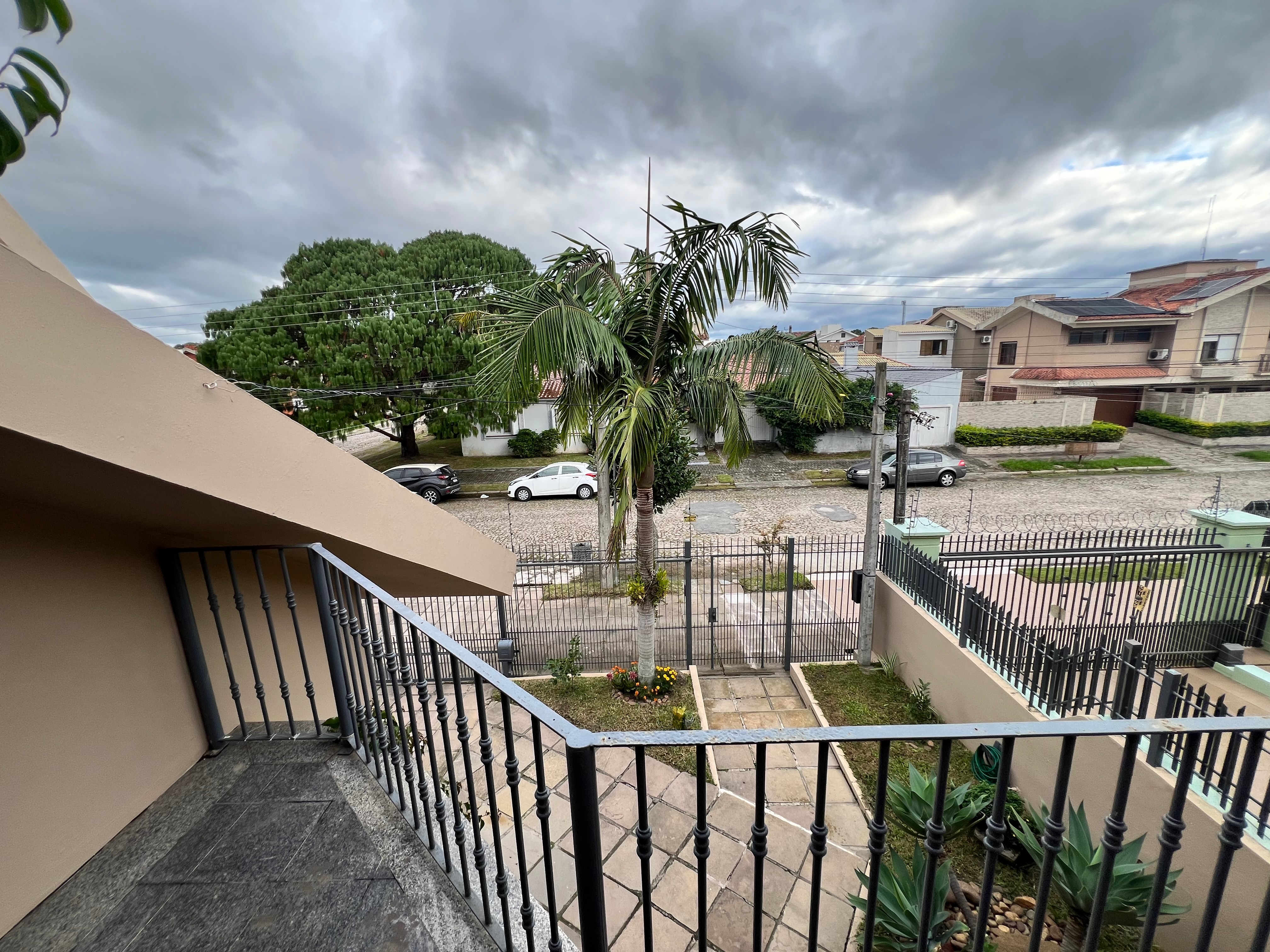 Casa à venda nas Três Vendas, Pelotas - 354 m², 3 quartos (sendo 1 suíte), acabamentos de alto padrão, espaço gourmet com churrasqueira e amplo pátio. - 29