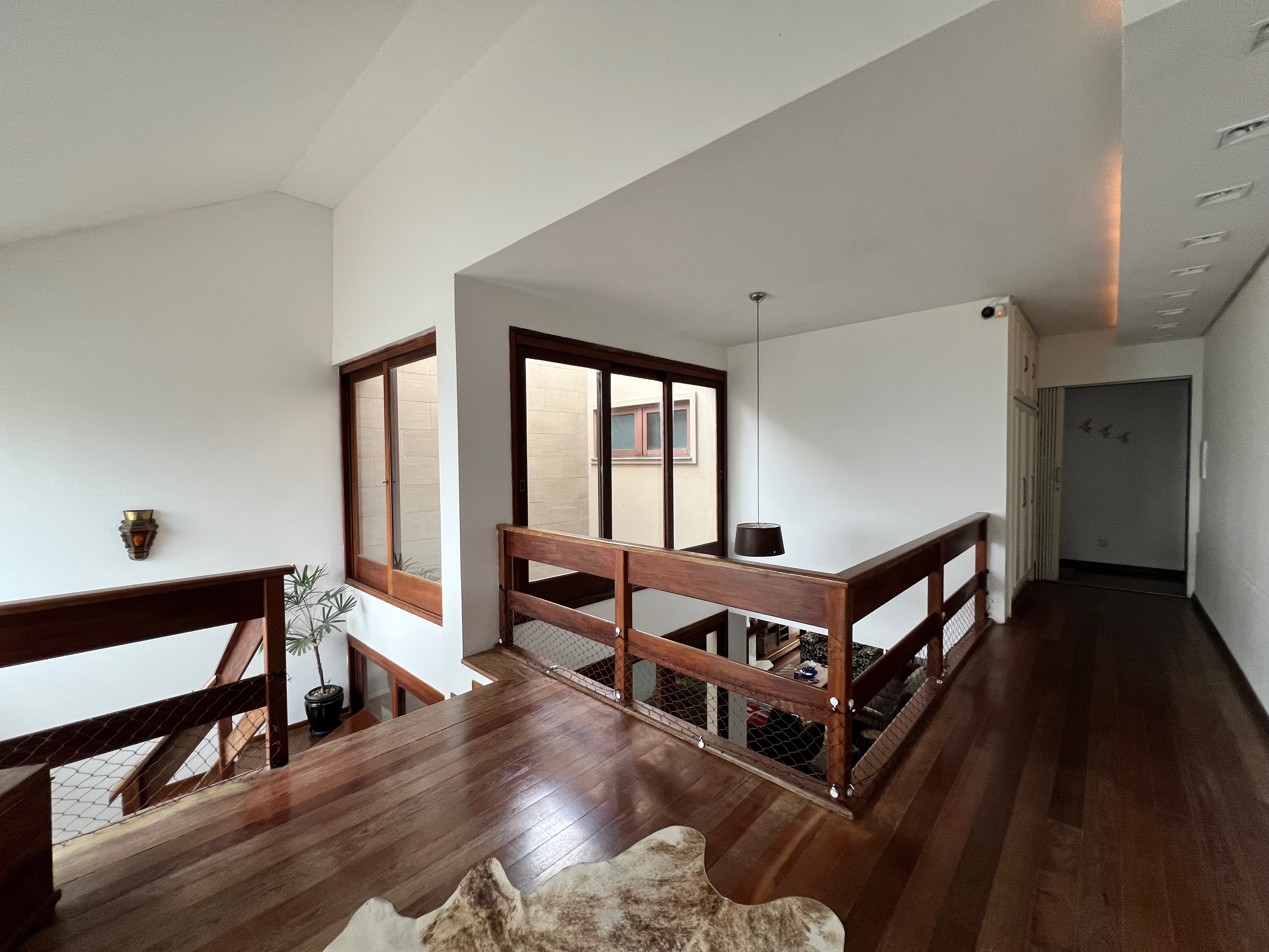 Casa à venda nas Três Vendas, Pelotas - 354 m², 3 quartos (sendo 1 suíte), acabamentos de alto padrão, espaço gourmet com churrasqueira e amplo pátio. - 12