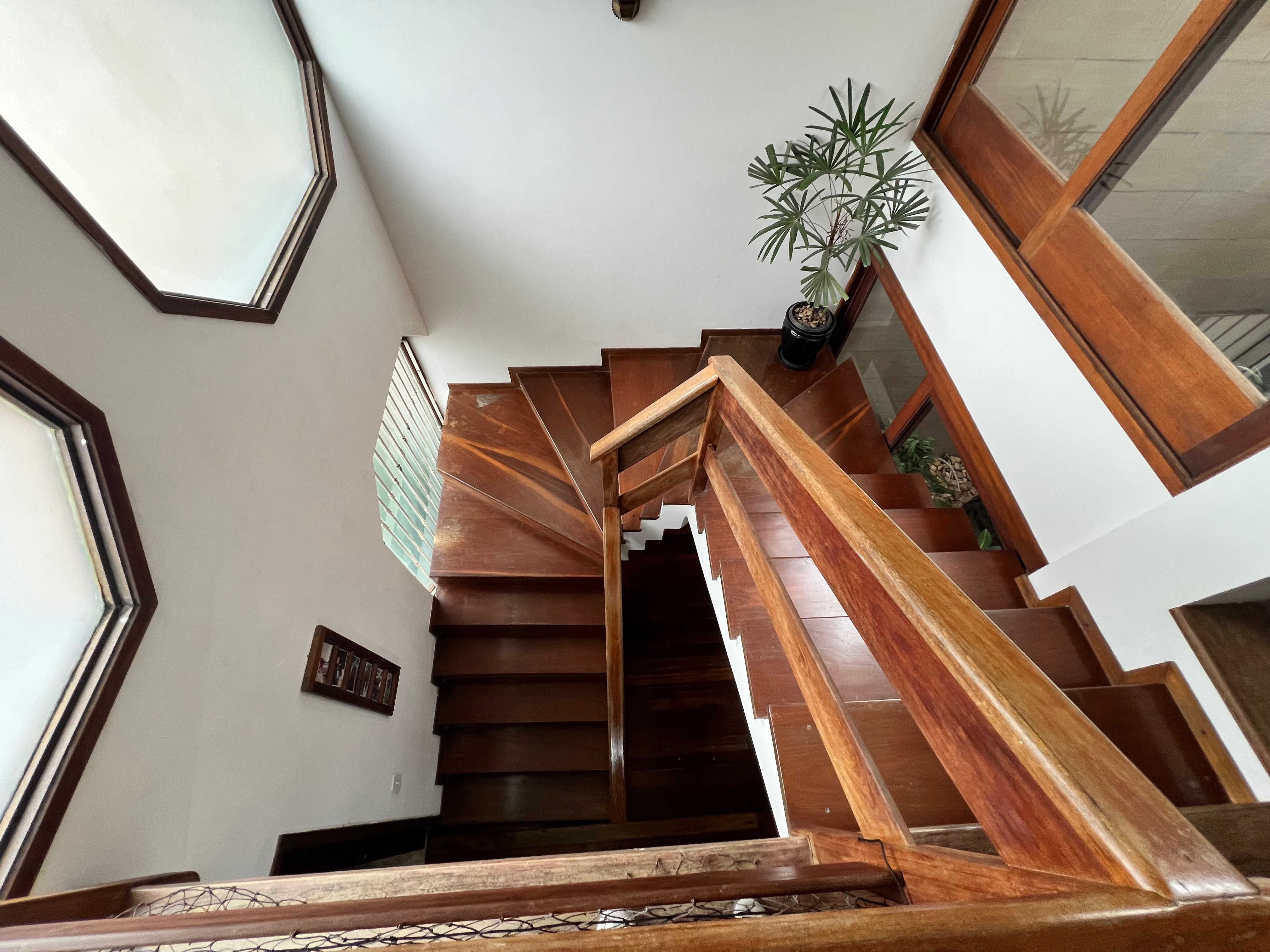 Casa à venda nas Três Vendas, Pelotas - 354 m², 3 quartos (sendo 1 suíte), acabamentos de alto padrão, espaço gourmet com churrasqueira e amplo pátio. - 10