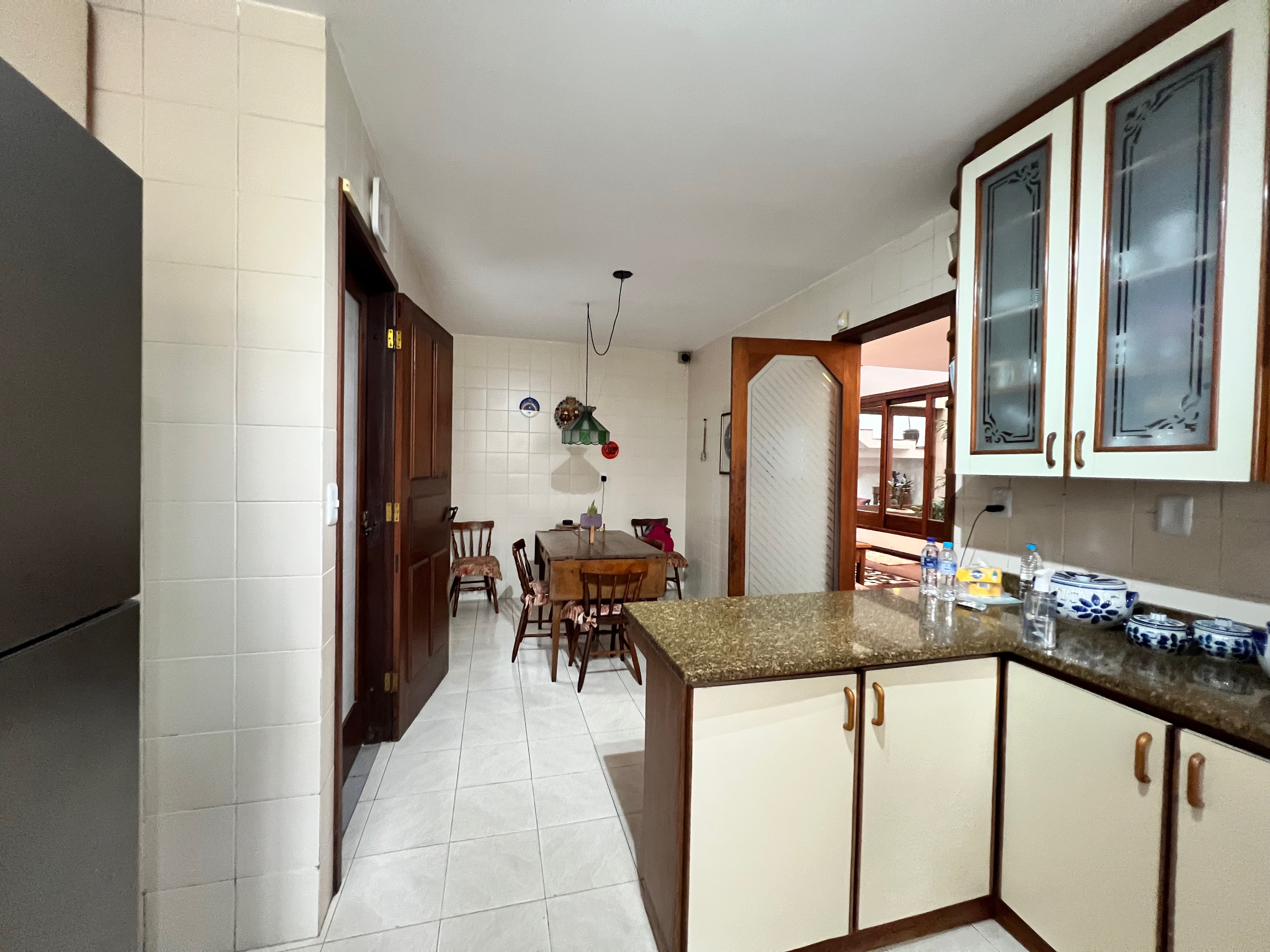 Casa à venda nas Três Vendas, Pelotas - 354 m², 3 quartos (sendo 1 suíte), acabamentos de alto padrão, espaço gourmet com churrasqueira e amplo pátio. - 6