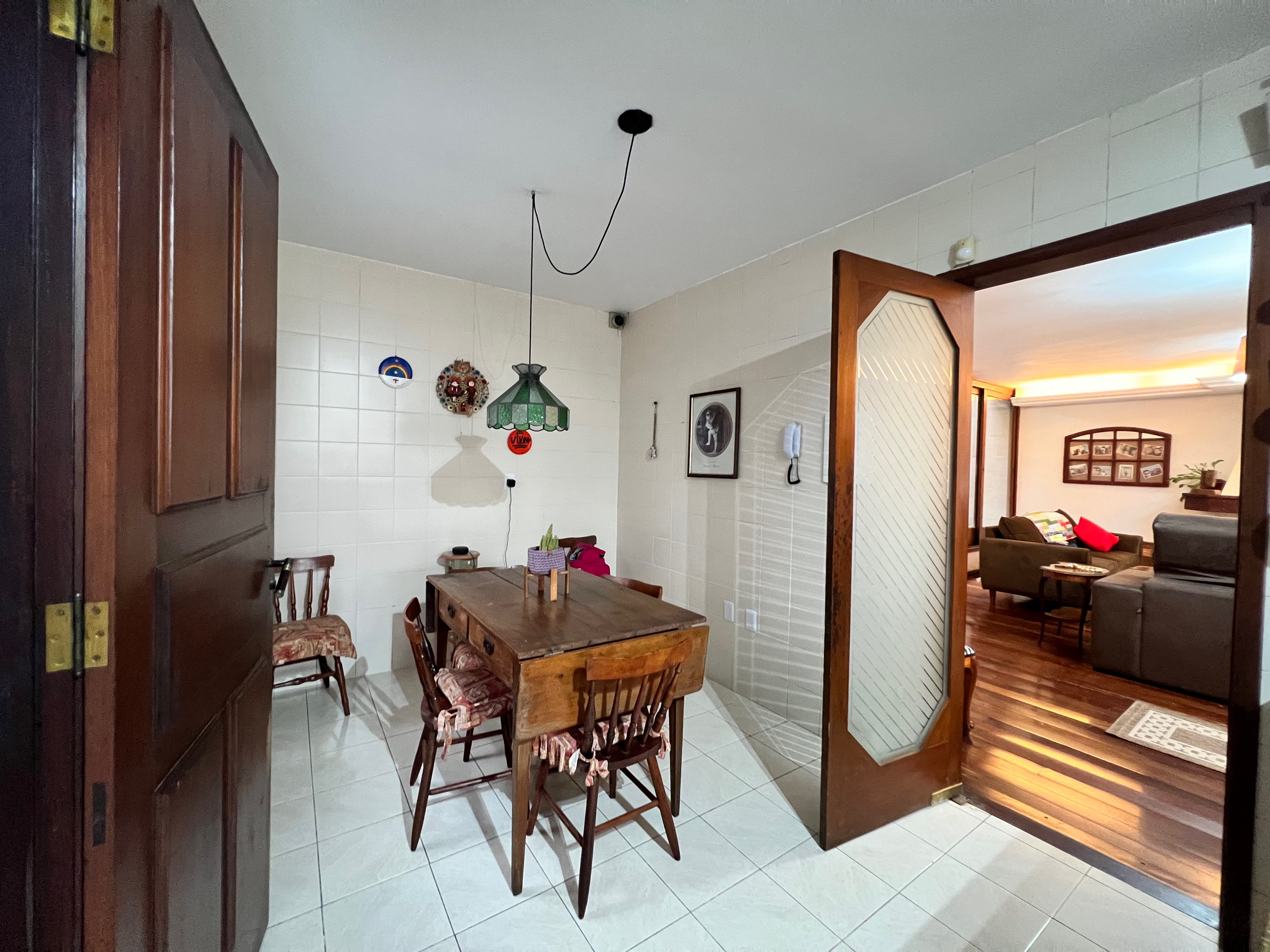 Casa à venda nas Três Vendas, Pelotas - 354 m², 3 quartos (sendo 1 suíte), acabamentos de alto padrão, espaço gourmet com churrasqueira e amplo pátio. - 7