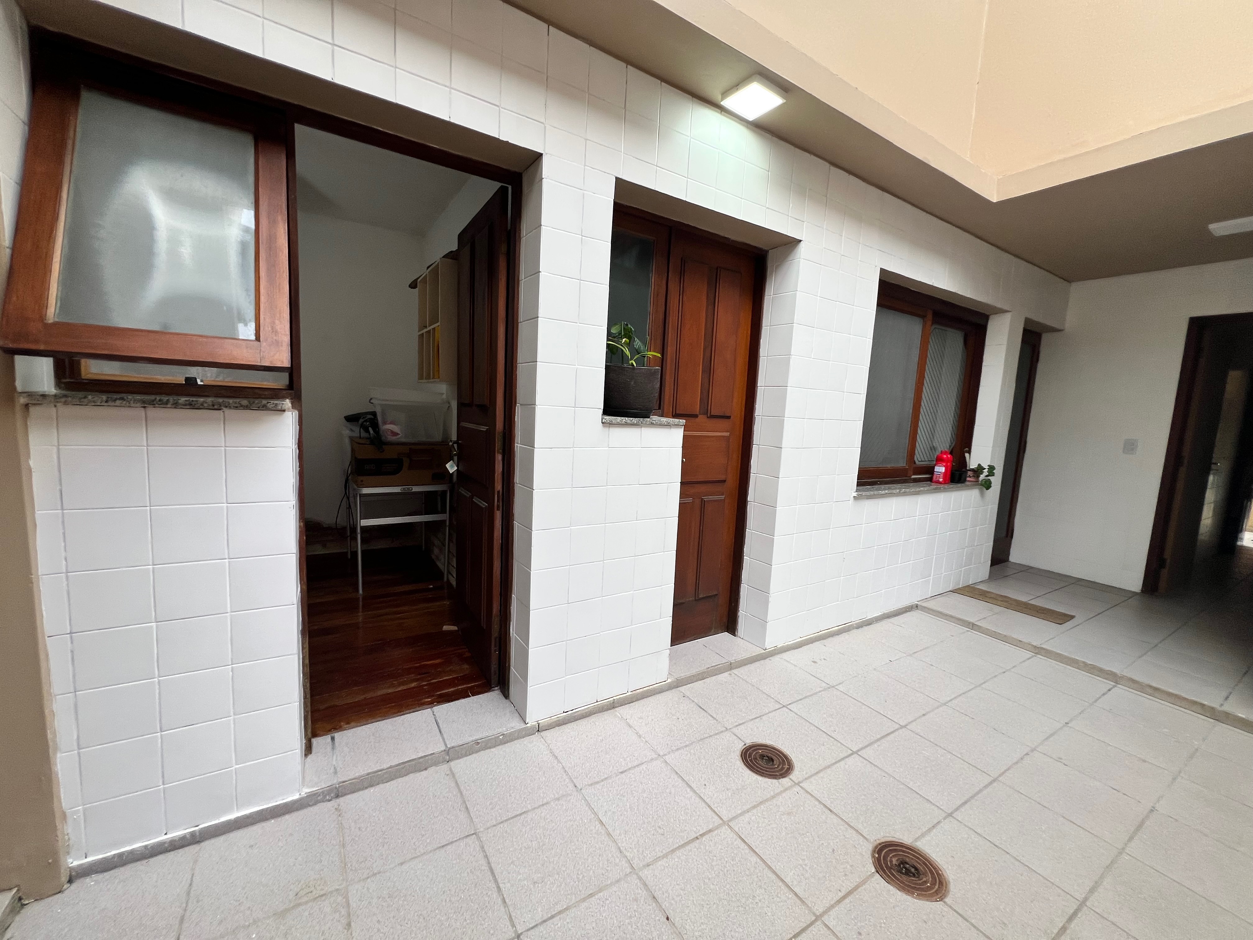 Casa à venda nas Três Vendas, Pelotas - 354 m², 3 quartos (sendo 1 suíte), acabamentos de alto padrão, espaço gourmet com churrasqueira e amplo pátio. - 31