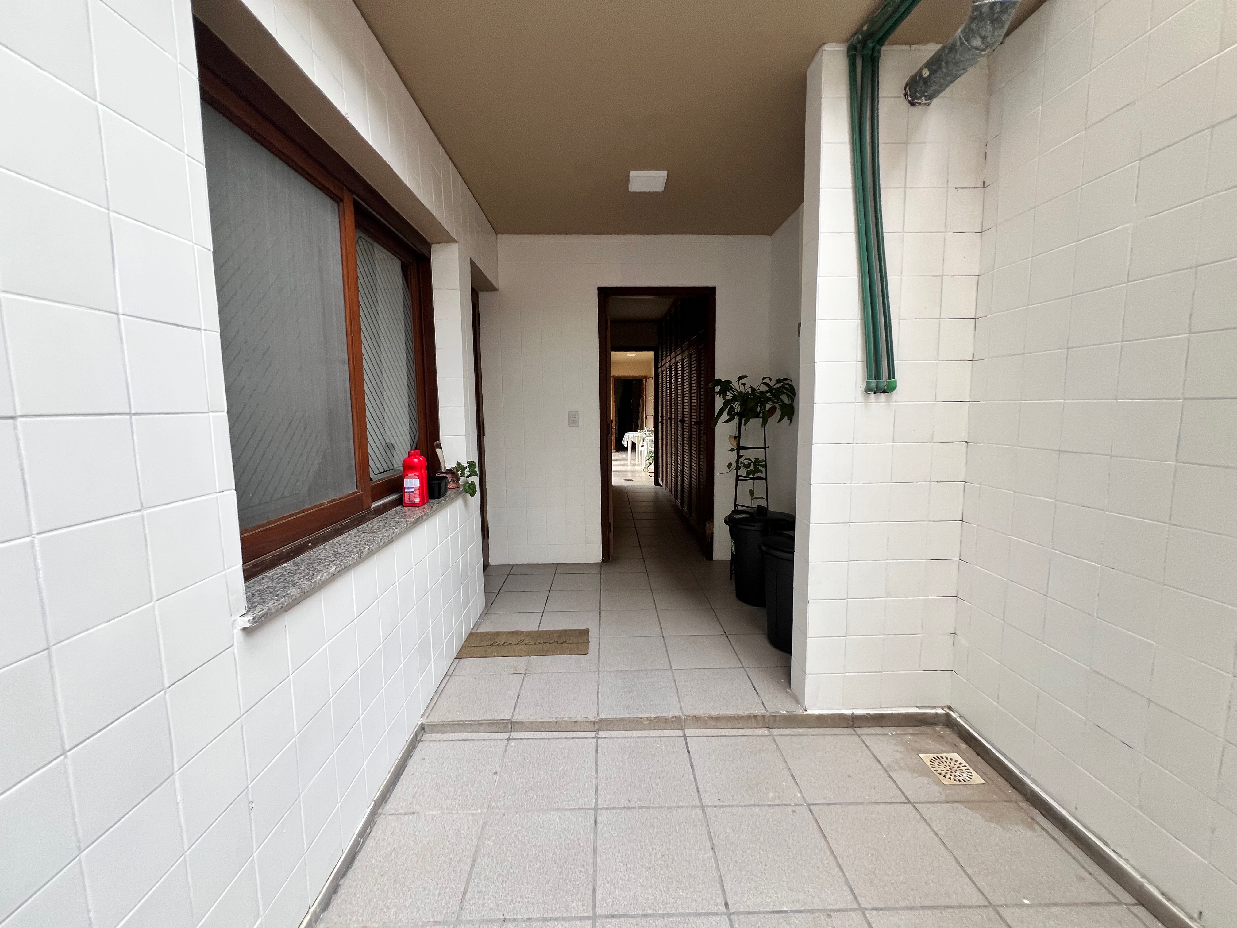 Casa à venda nas Três Vendas, Pelotas - 354 m², 3 quartos (sendo 1 suíte), acabamentos de alto padrão, espaço gourmet com churrasqueira e amplo pátio. - 30