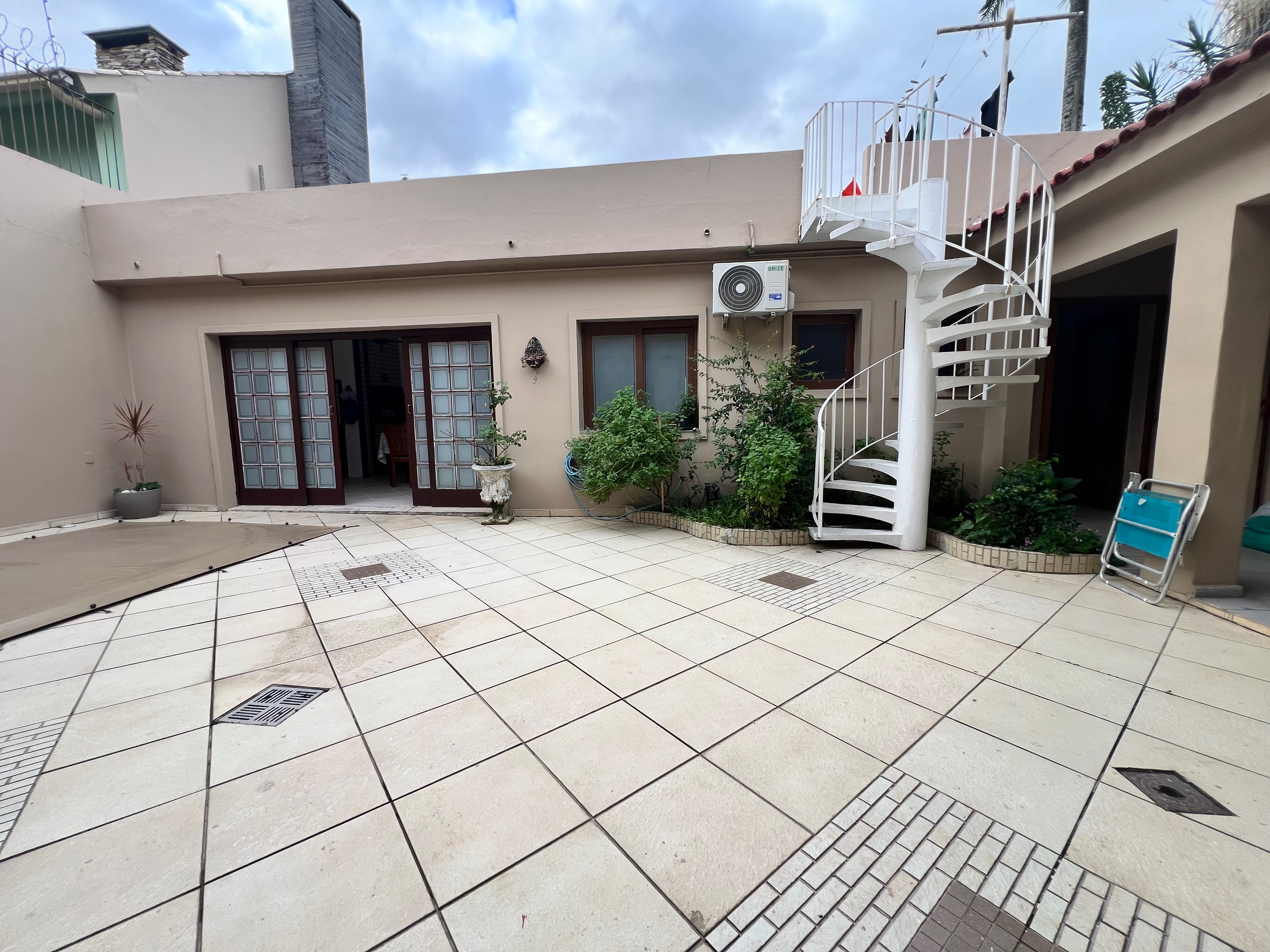 Casa à venda nas Três Vendas, Pelotas - 354 m², 3 quartos (sendo 1 suíte), acabamentos de alto padrão, espaço gourmet com churrasqueira e amplo pátio. - 37