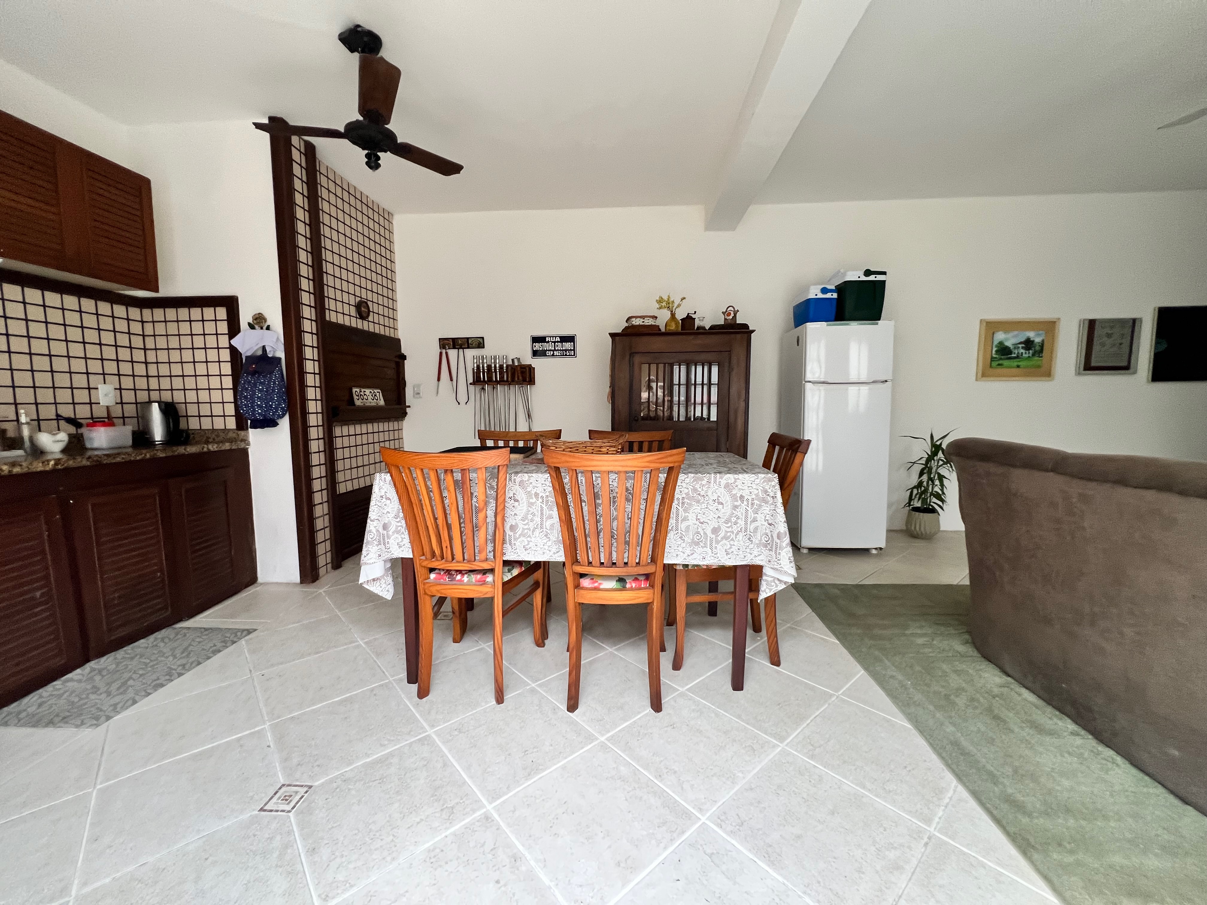Casa à venda nas Três Vendas, Pelotas - 354 m², 3 quartos (sendo 1 suíte), acabamentos de alto padrão, espaço gourmet com churrasqueira e amplo pátio. - 32
