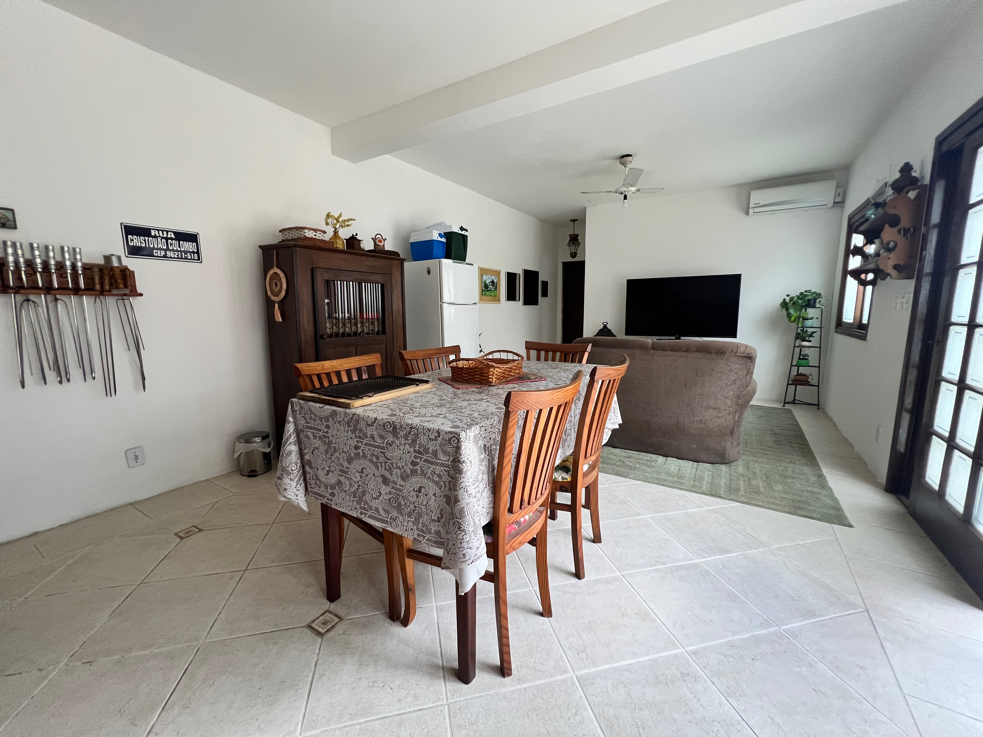 Casa à venda nas Três Vendas, Pelotas - 354 m², 3 quartos (sendo 1 suíte), acabamentos de alto padrão, espaço gourmet com churrasqueira e amplo pátio. - 33
